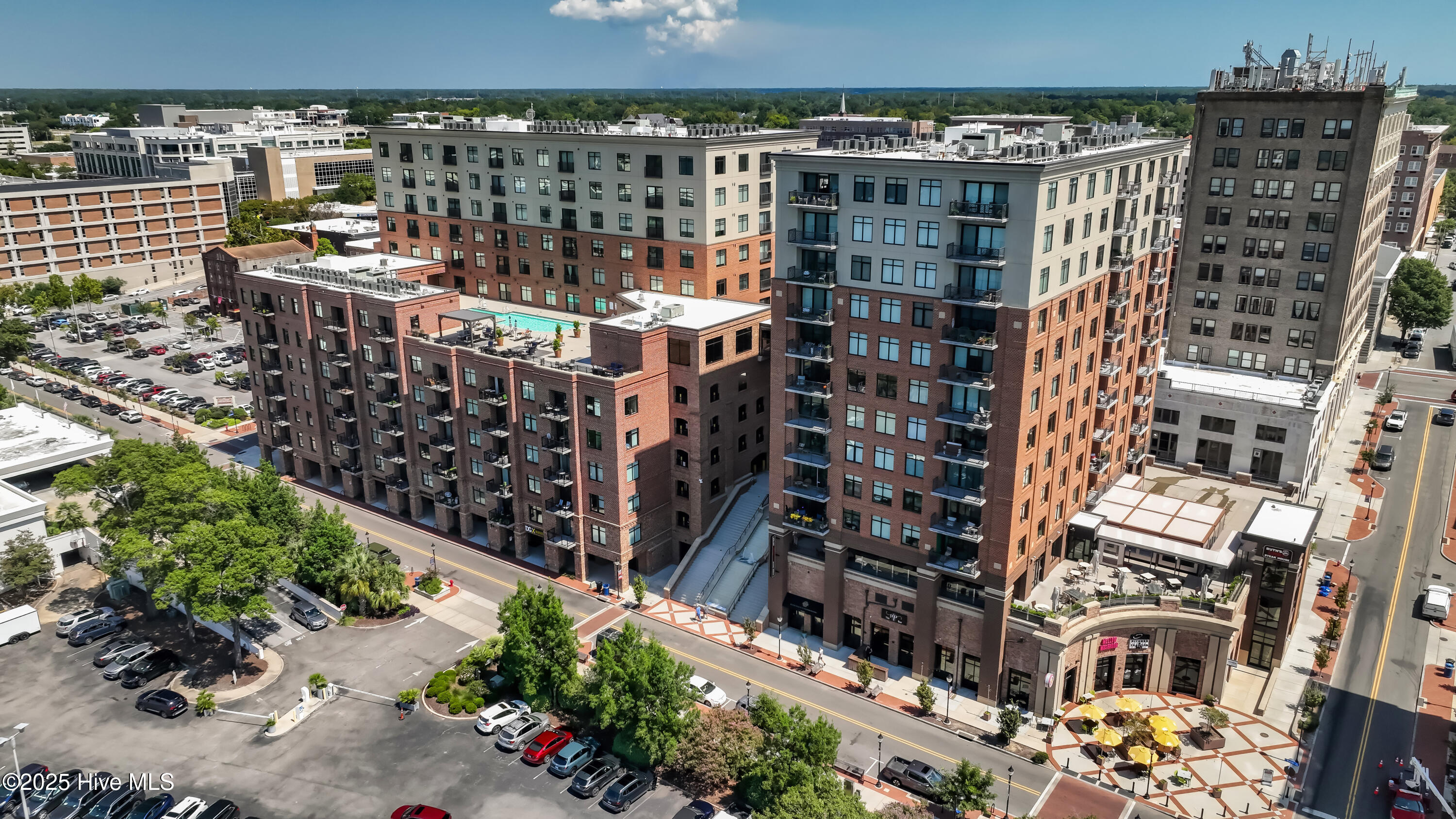 100563569 | Photo 51