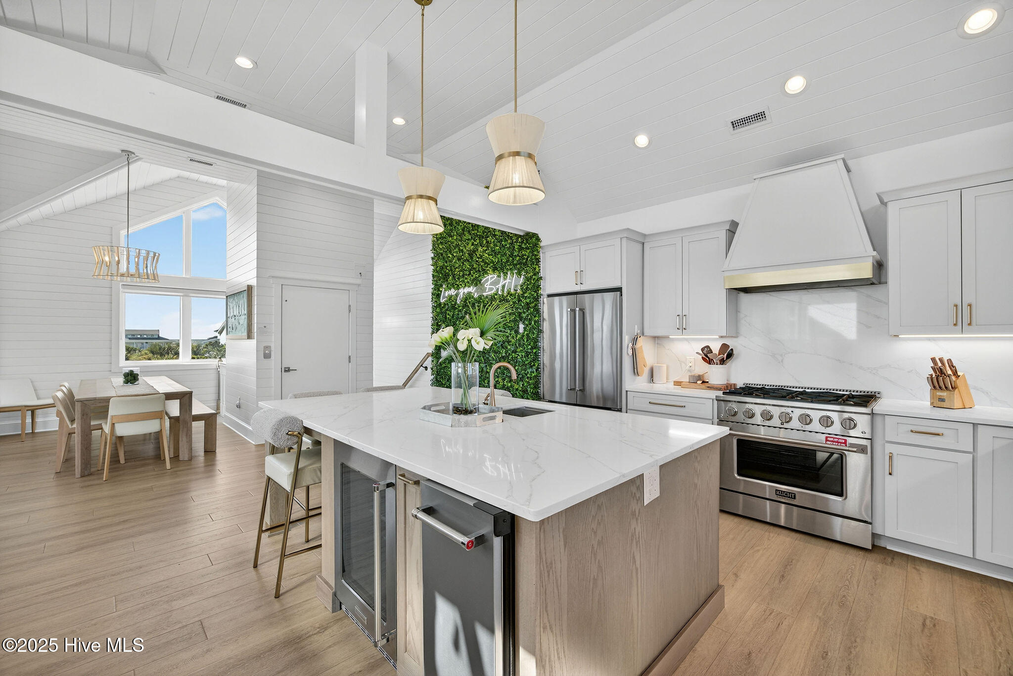 100541250 | Photo 12