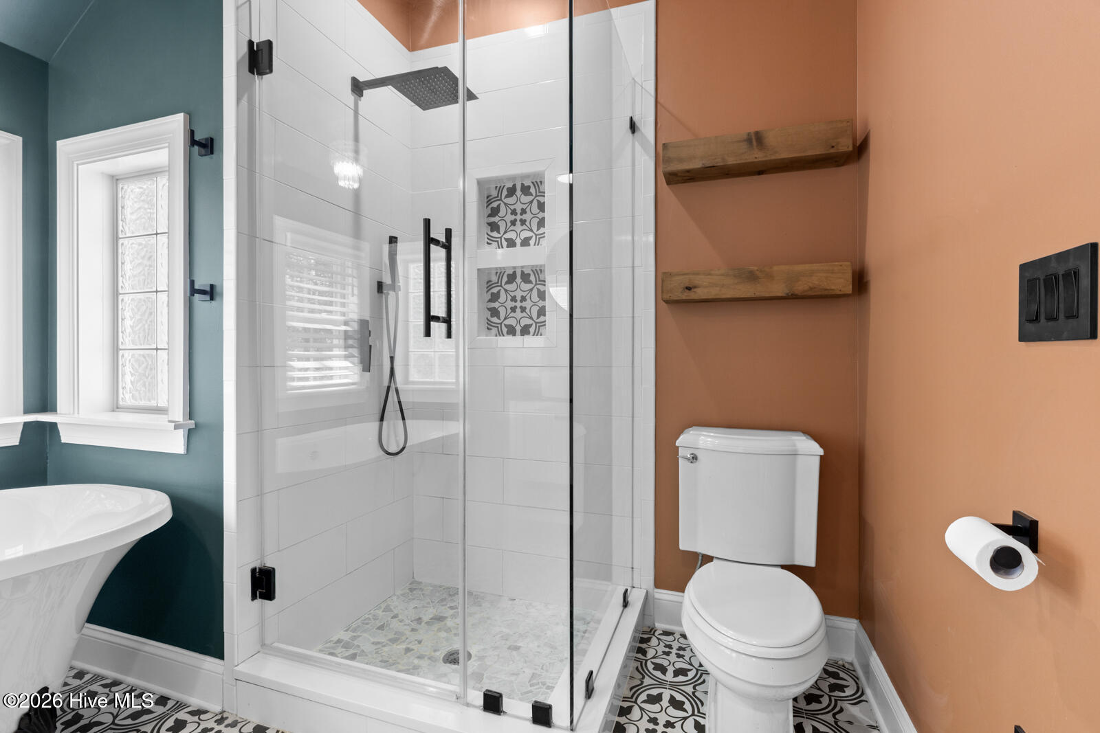 100569189 | Photo 35