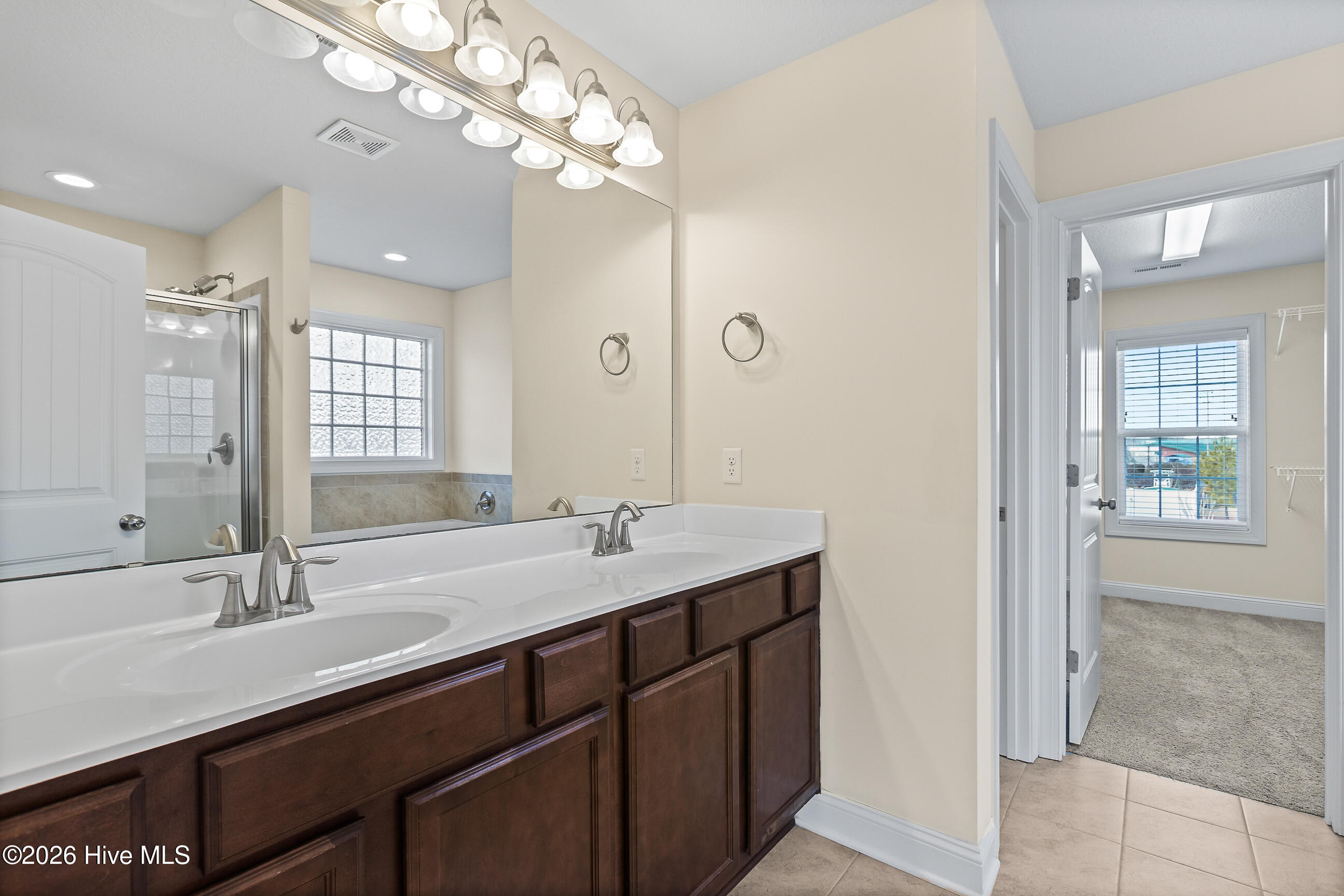 100557533 | Photo 22