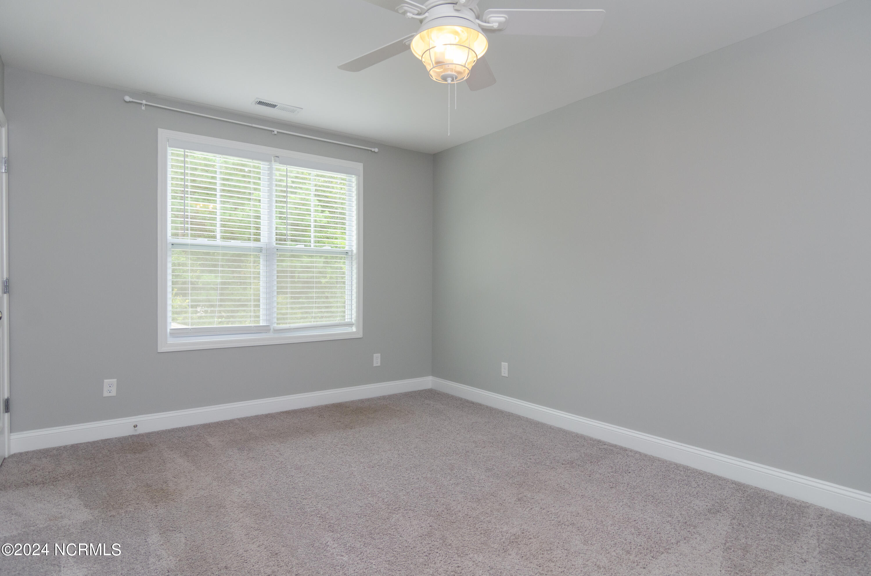 100547679 | Photo 30