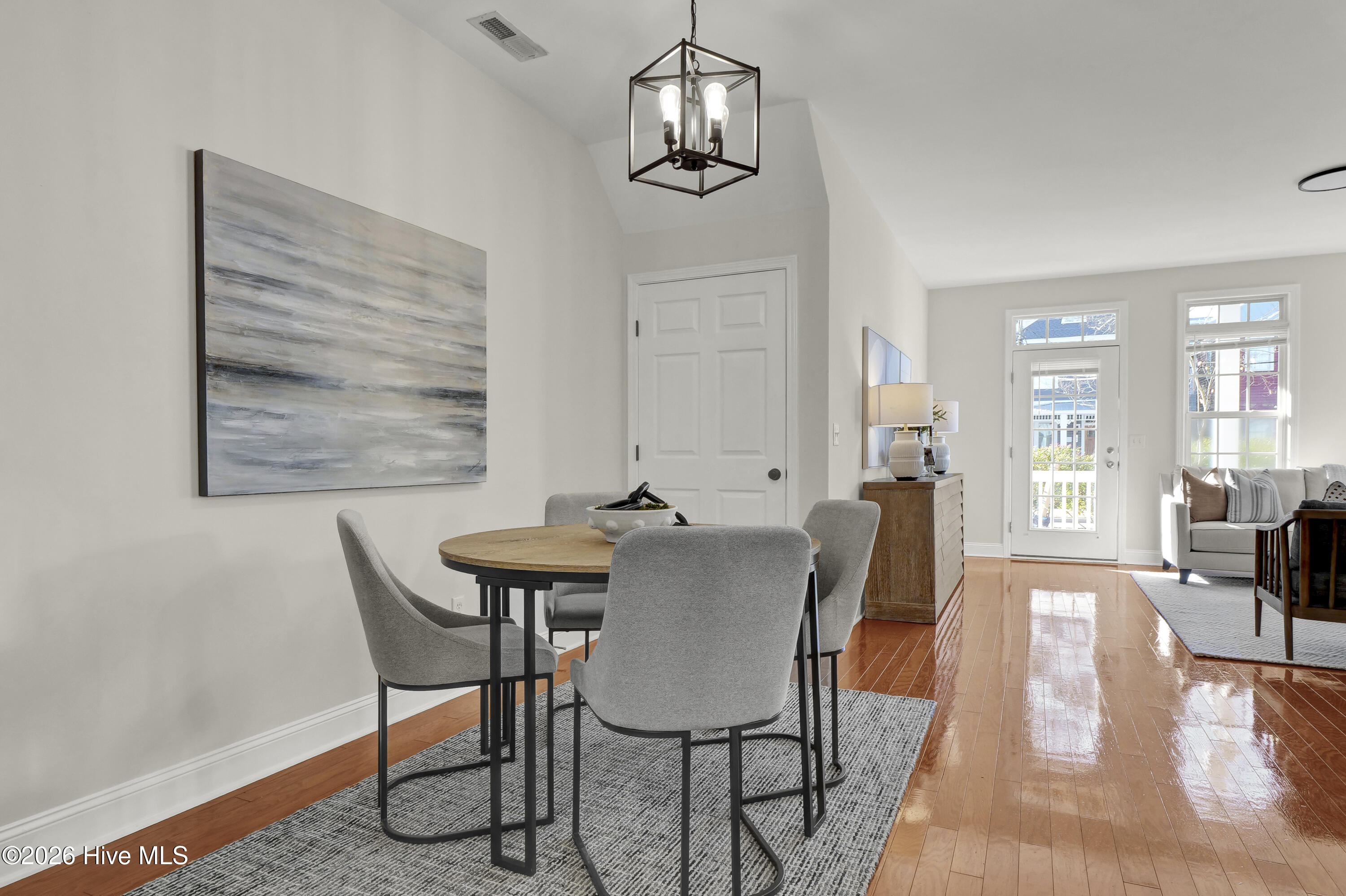 100548827 | Photo 14