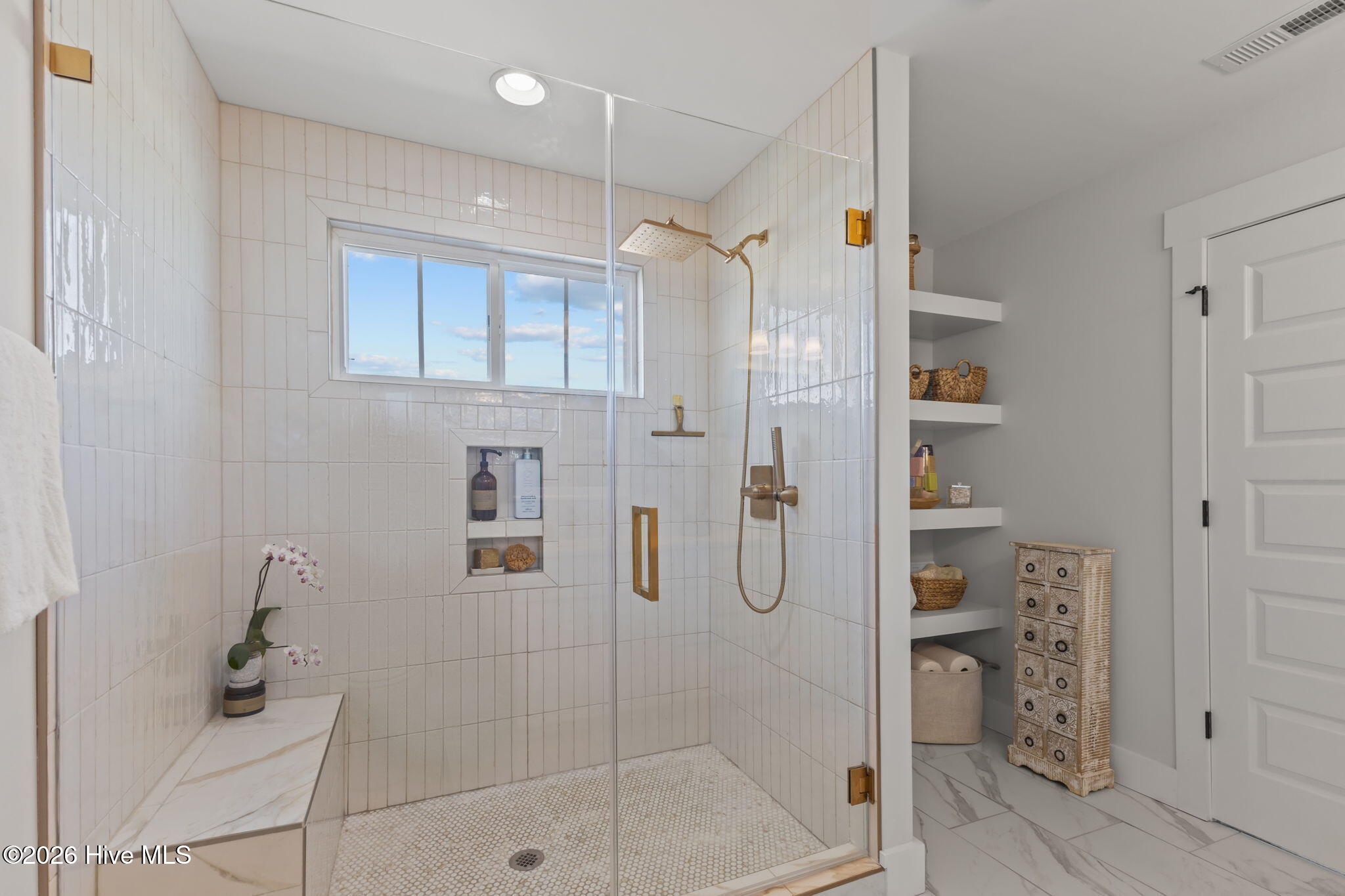 100569687 | Photo 34