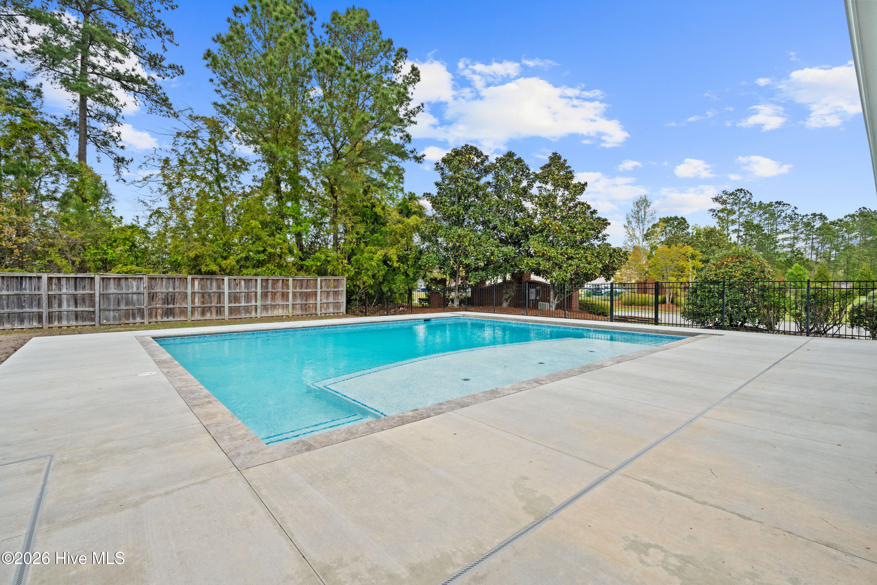 100565289 | Photo 70