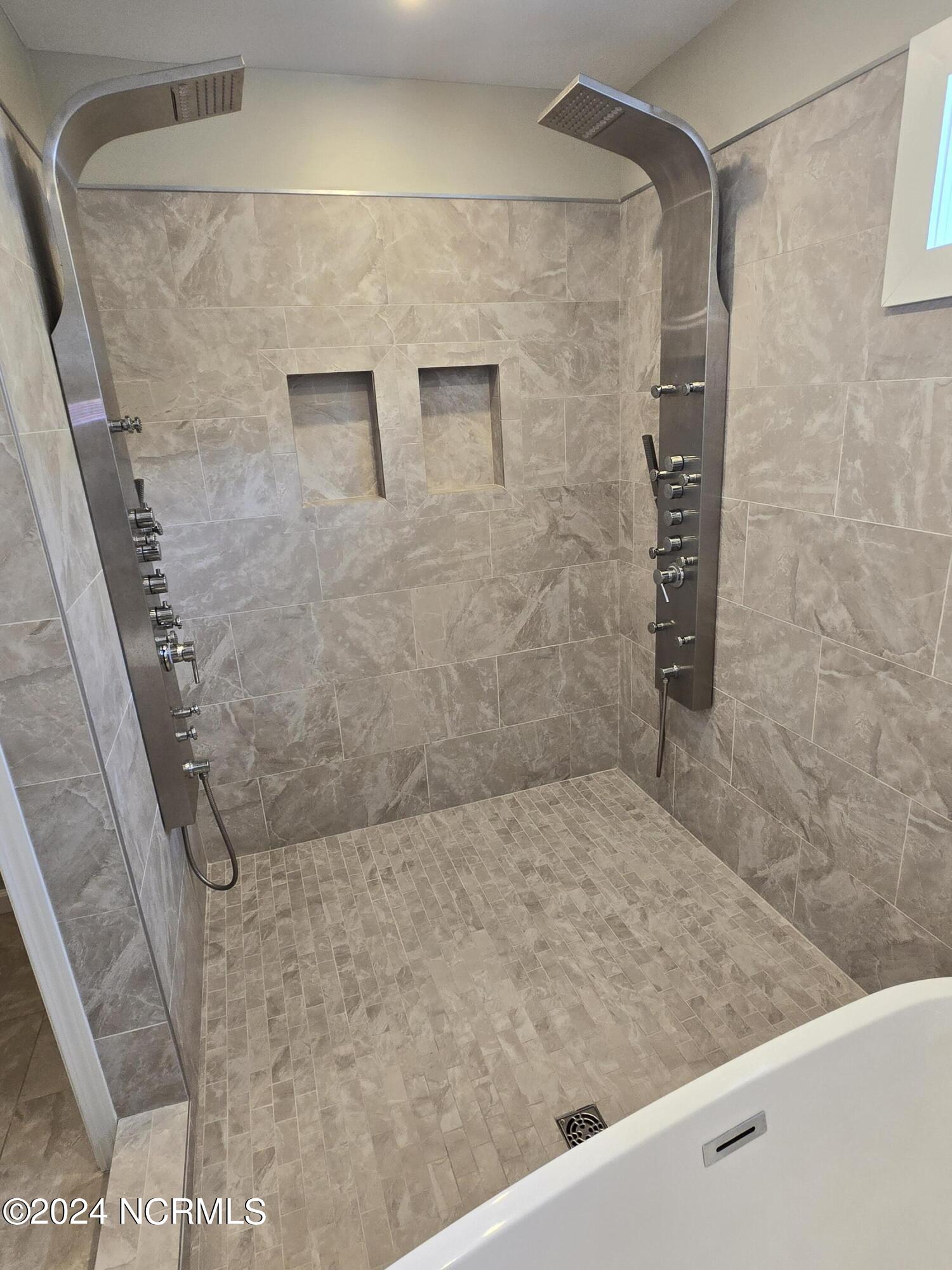 100465743 | Photo 36