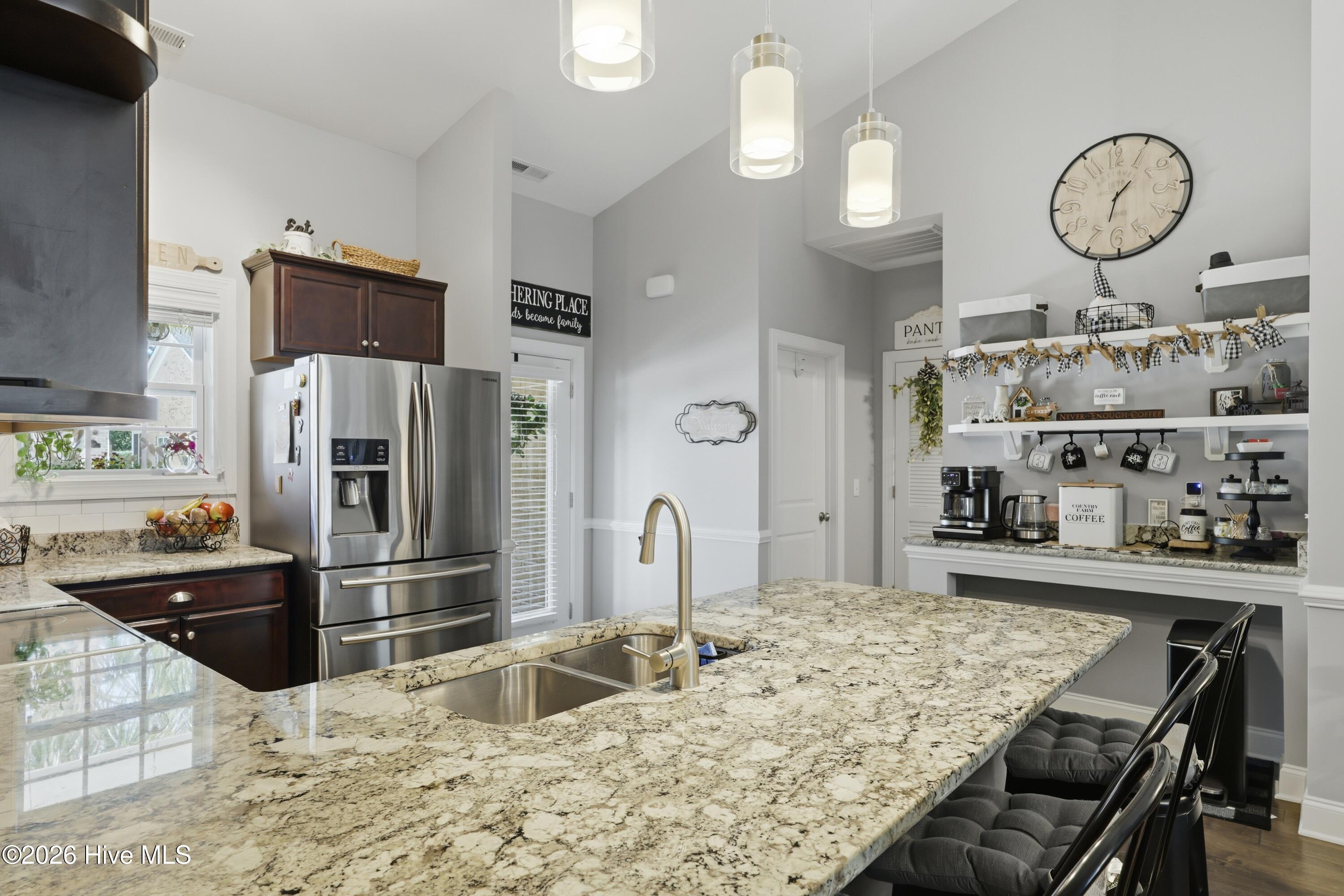 100561960 | Photo 10