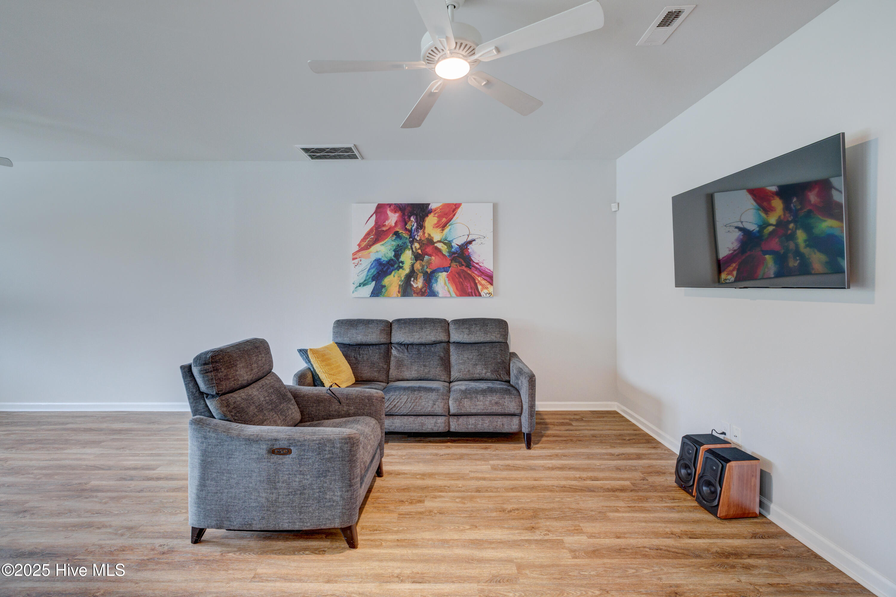 100524829 | Photo 11