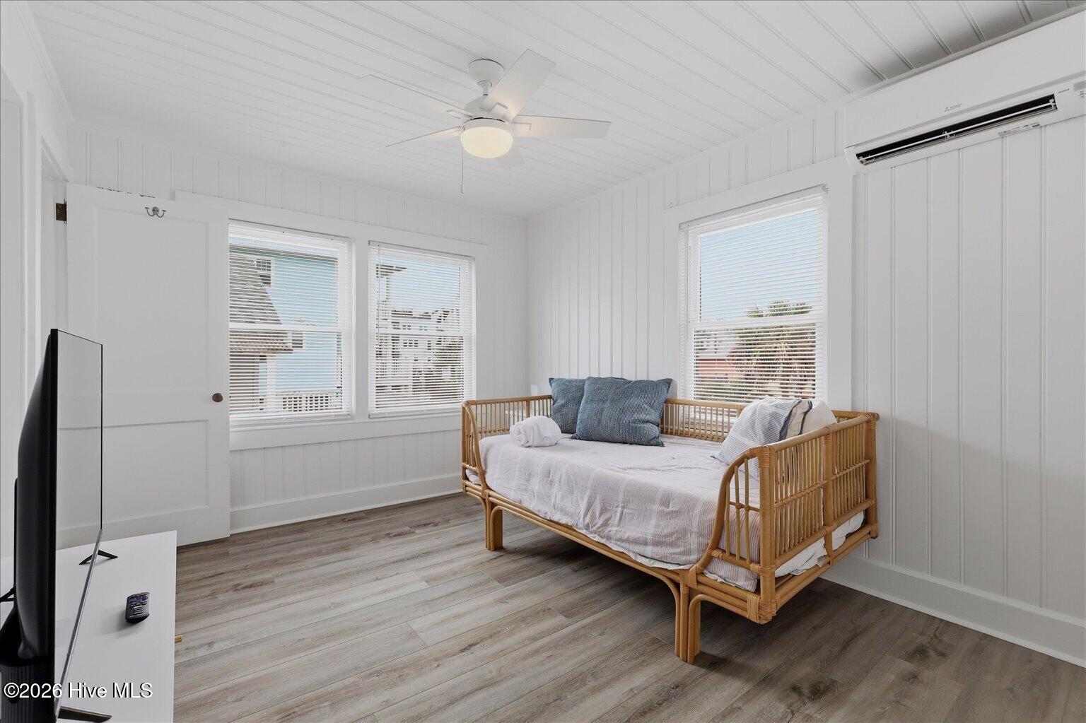 100570528 | Photo 33