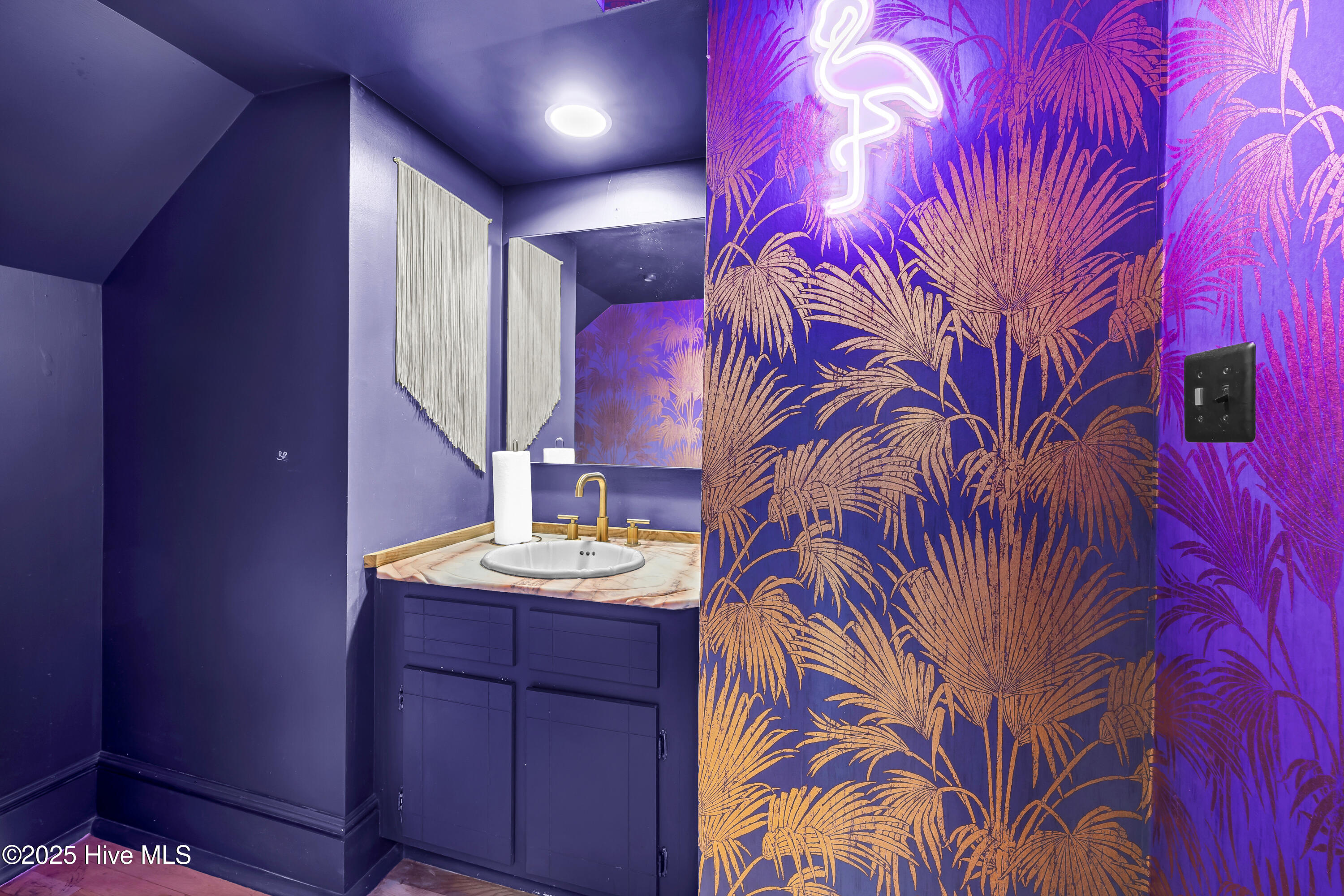 100531390 | Photo 18