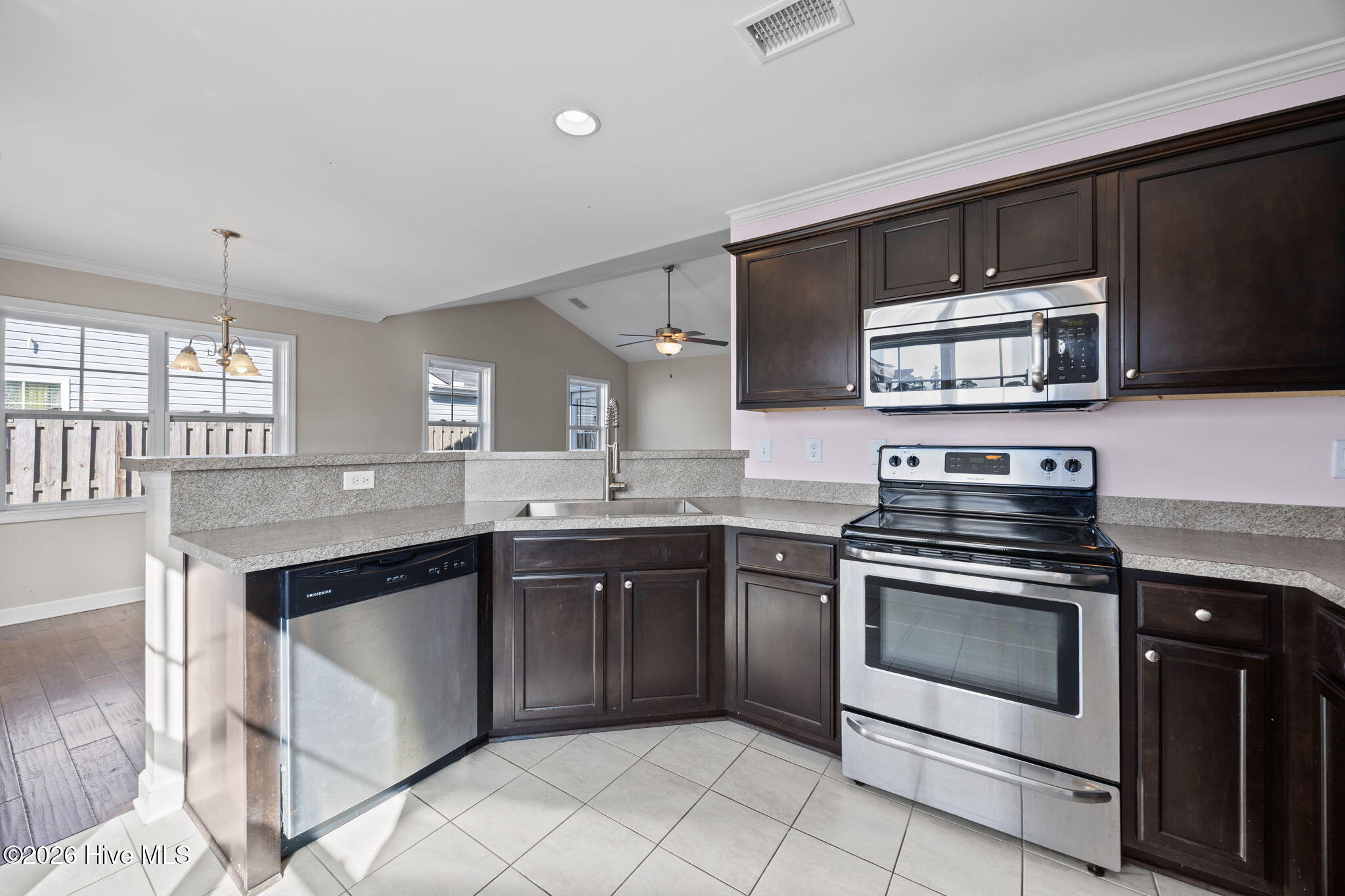 100554294 | Photo 10