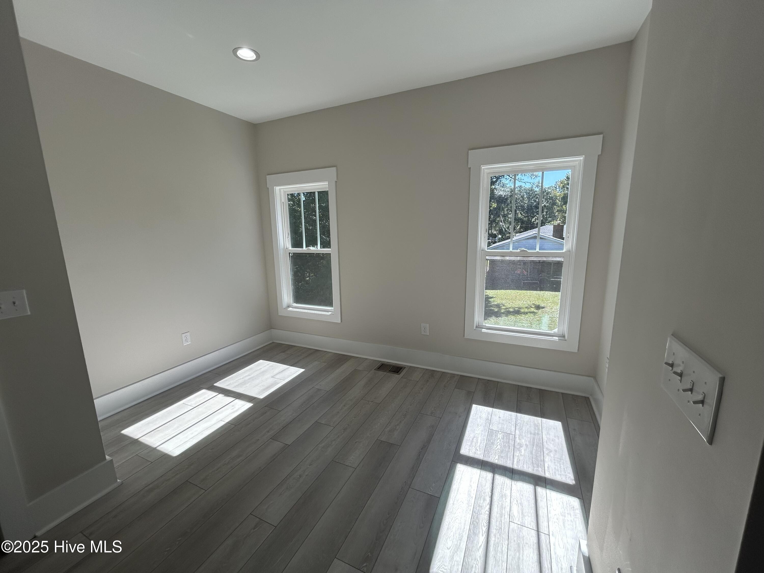 100541587 | Photo 11