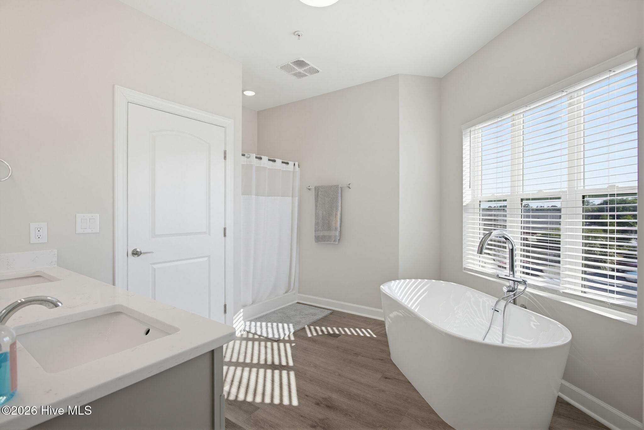 100570113 | Photo 17