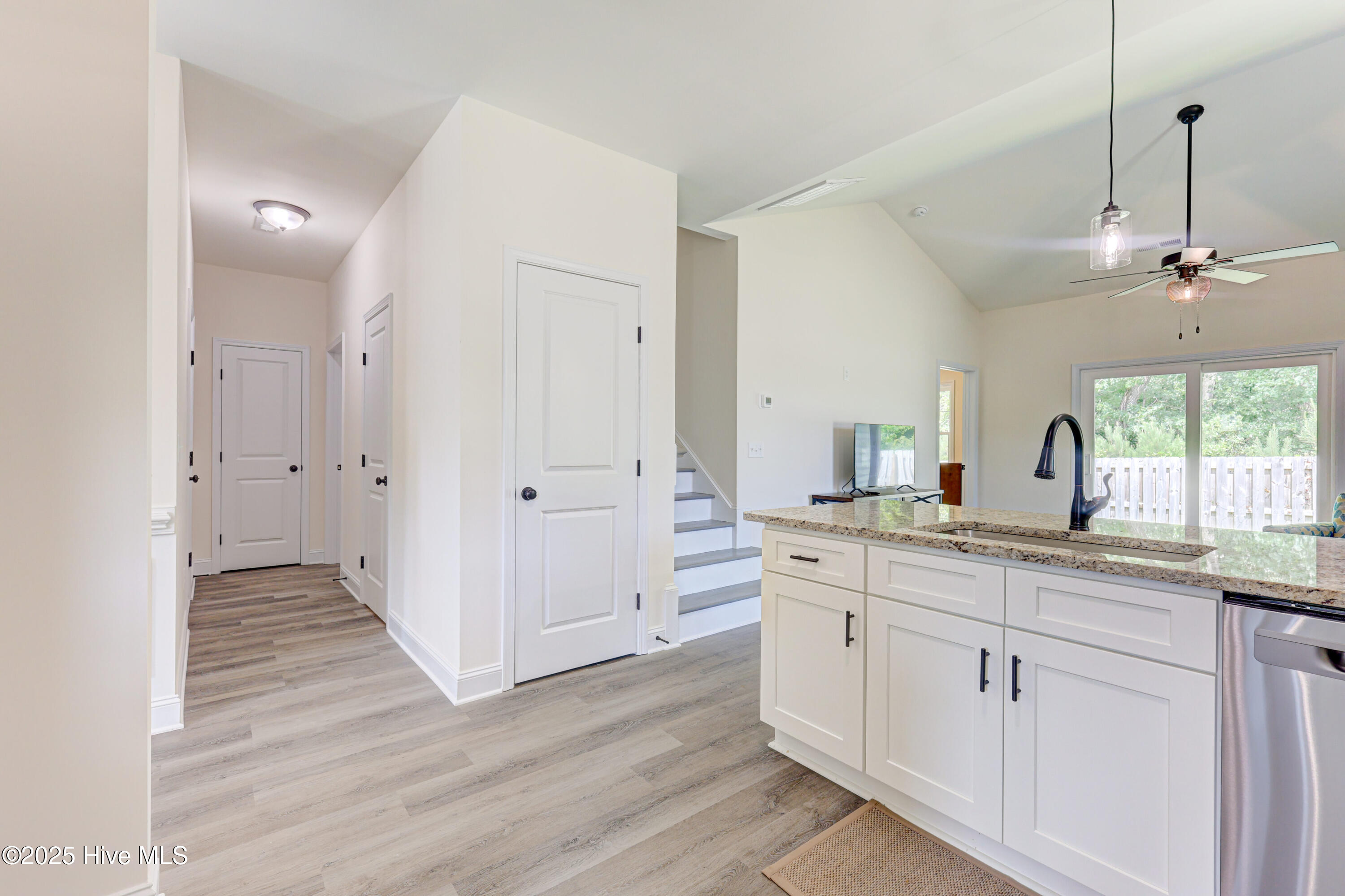 100515116 | Photo 11