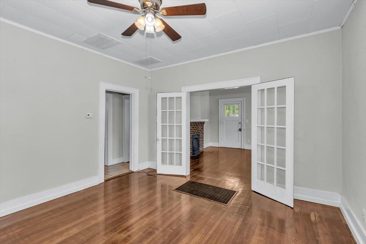 20-1926 A Howard Ave-5