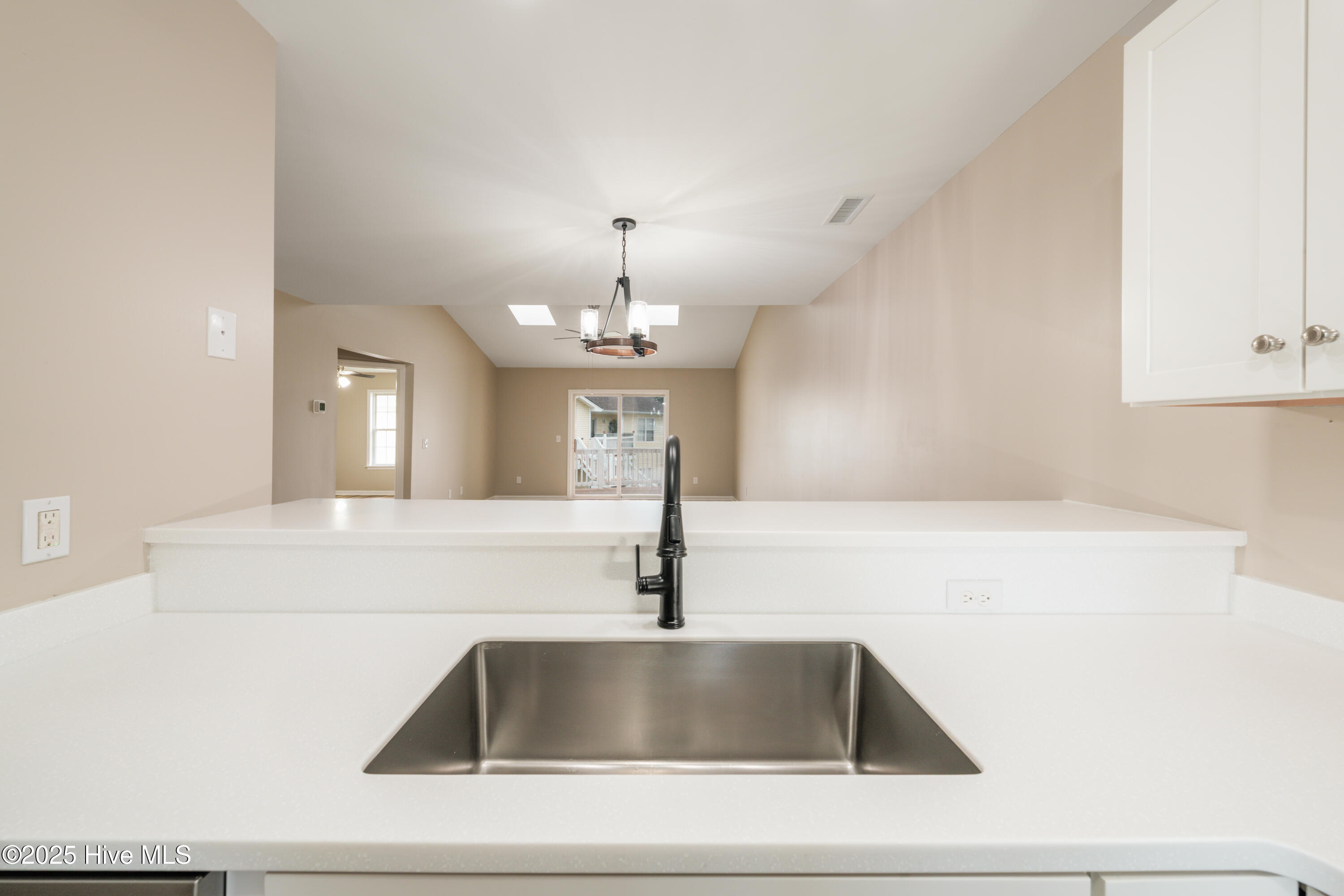 100530721 | Photo 11