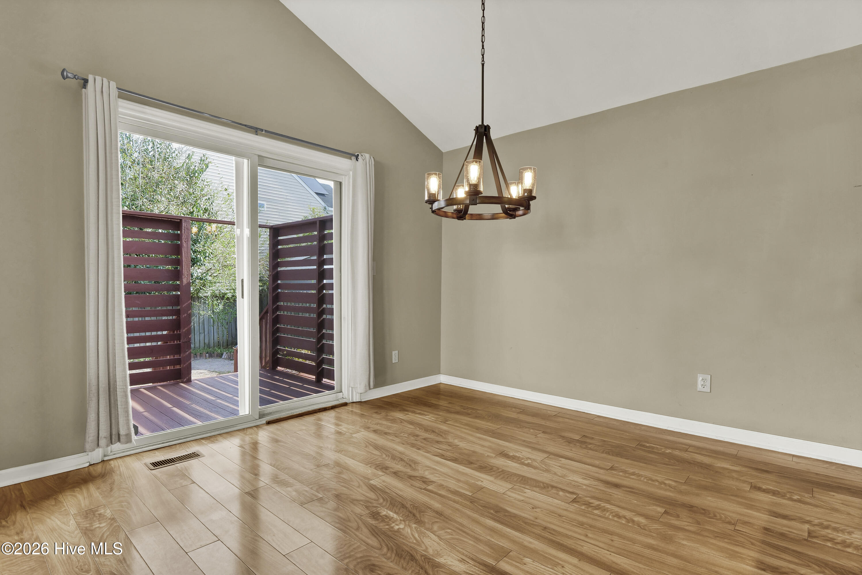 100551025 | Photo 11