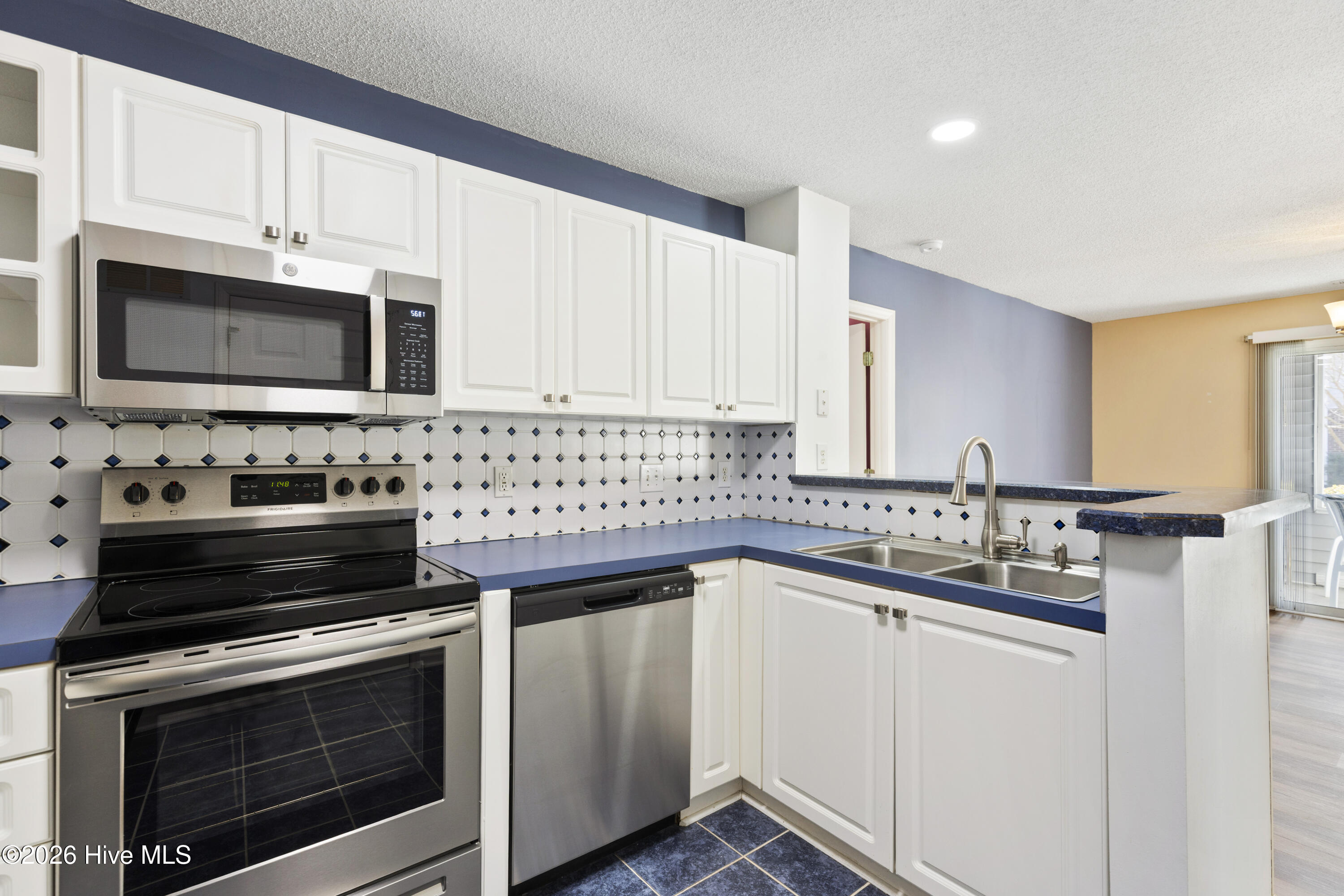 100548408 | Photo 12