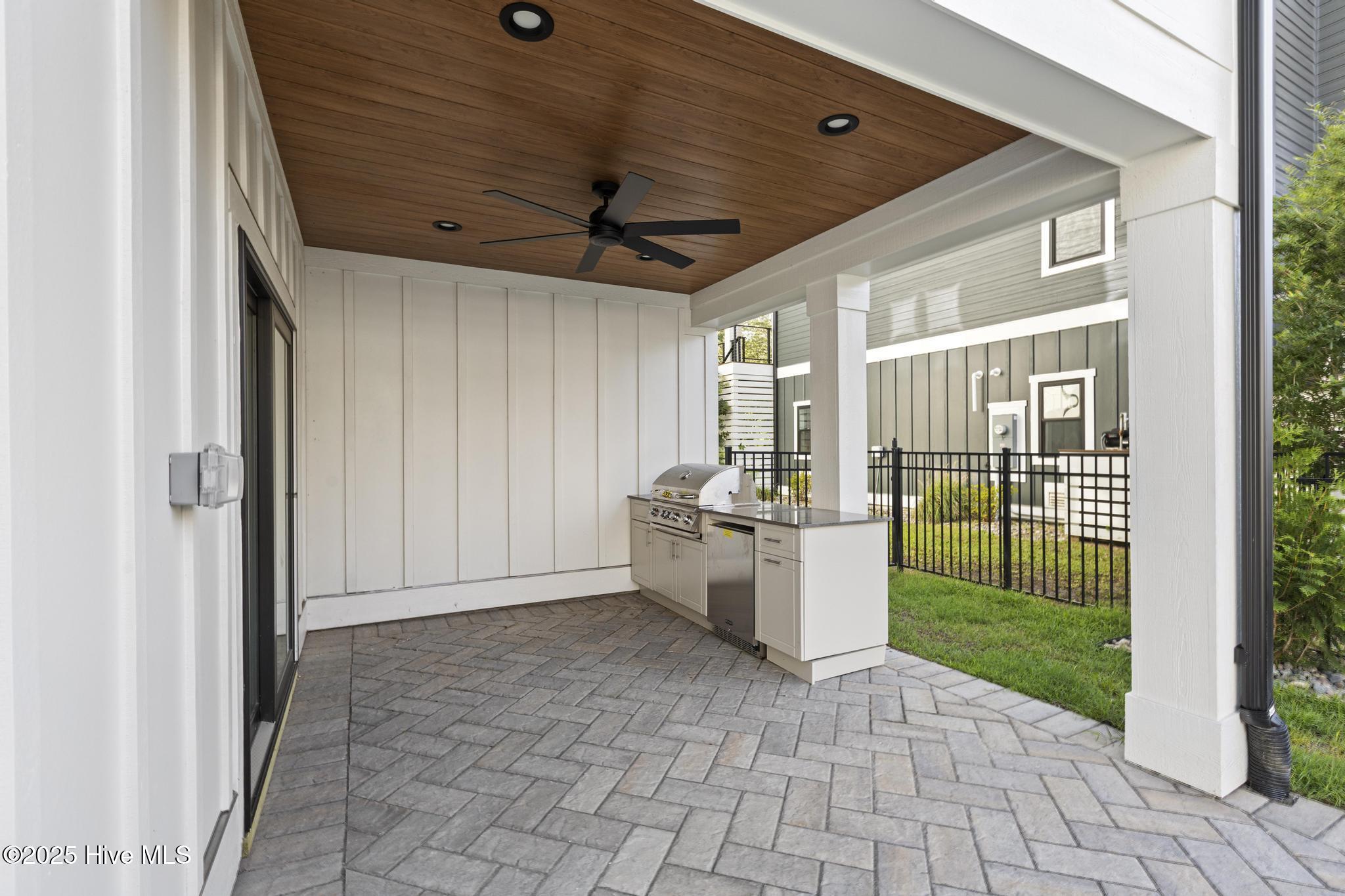 100517946 | Photo 14