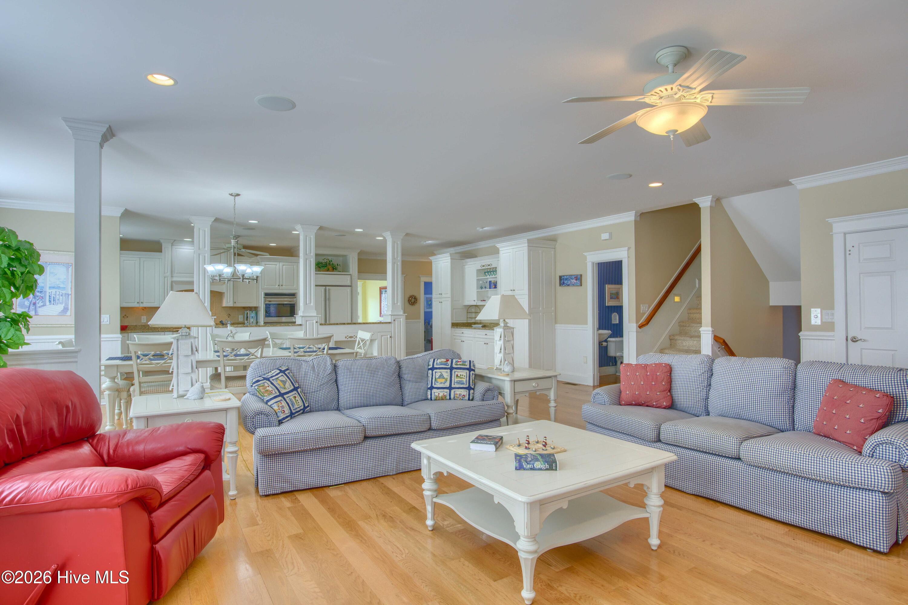 100549111 | Photo 32