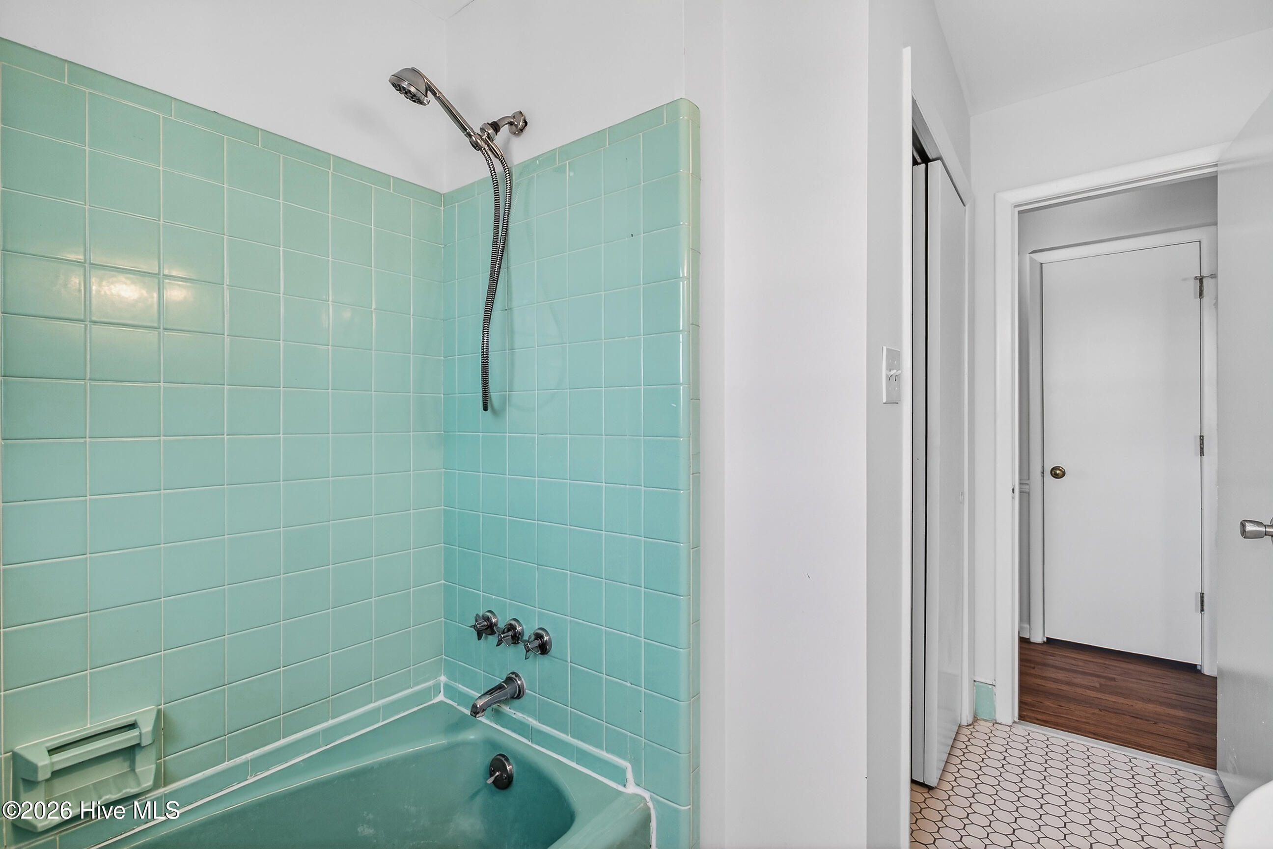 100548057 | Photo 25