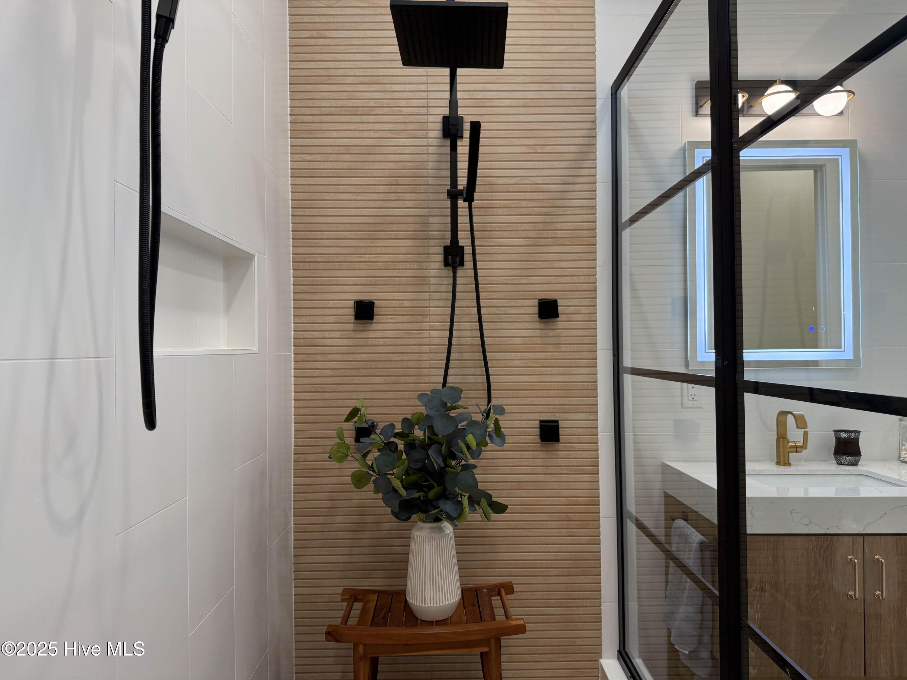 100534073 | Photo 47