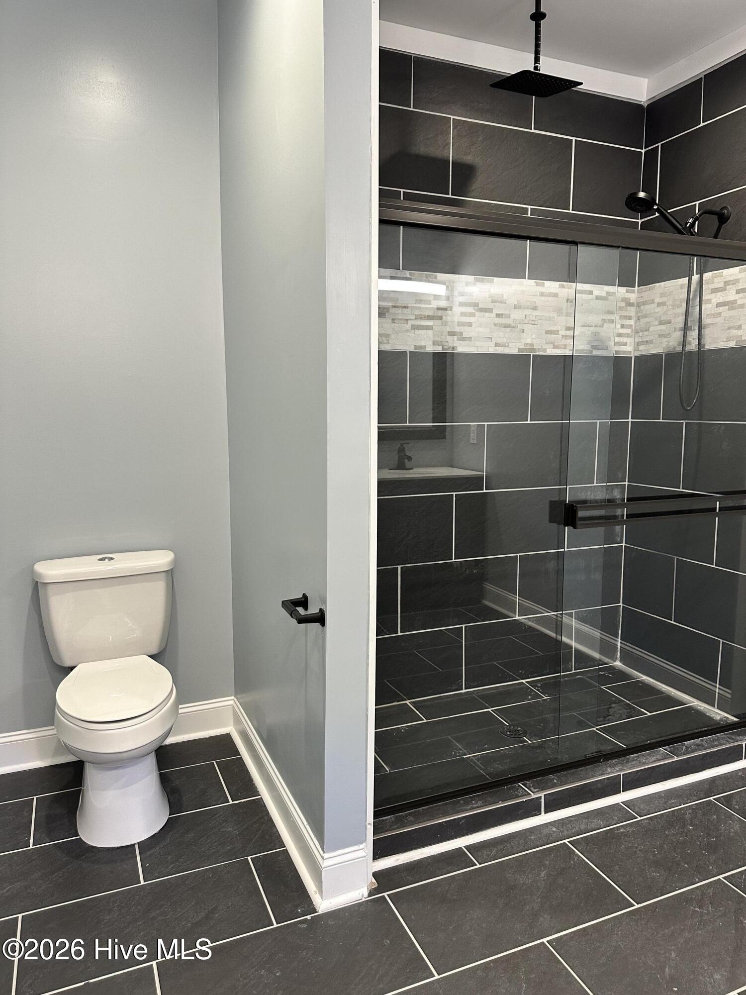 100562100 | Photo 19