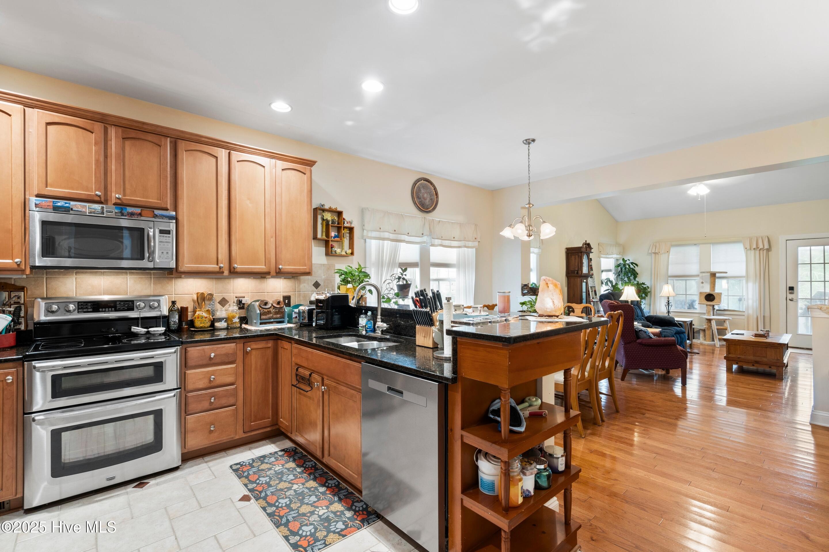 100522609 | Photo 11