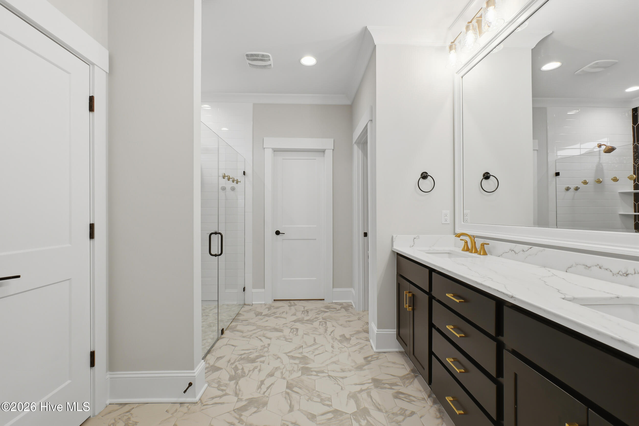 100551729 | Photo 25