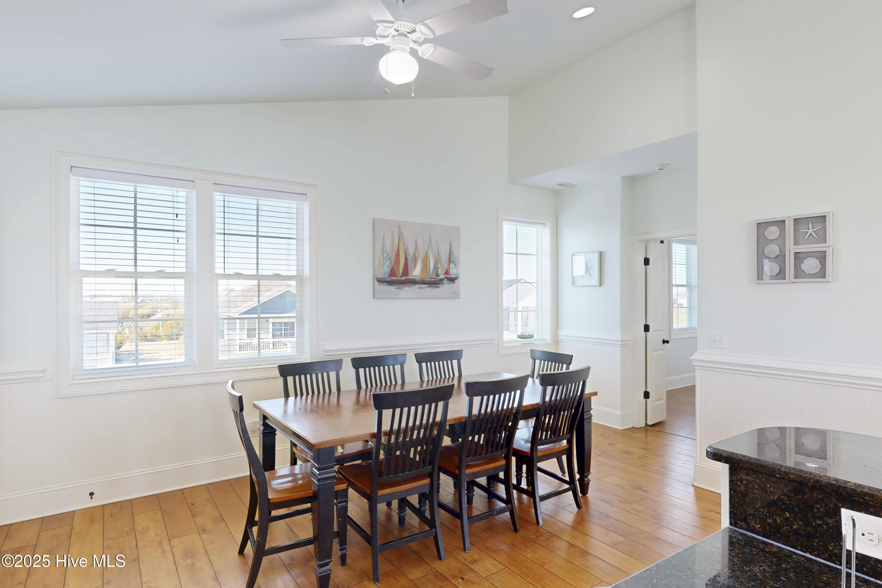 100492719 | Photo 55