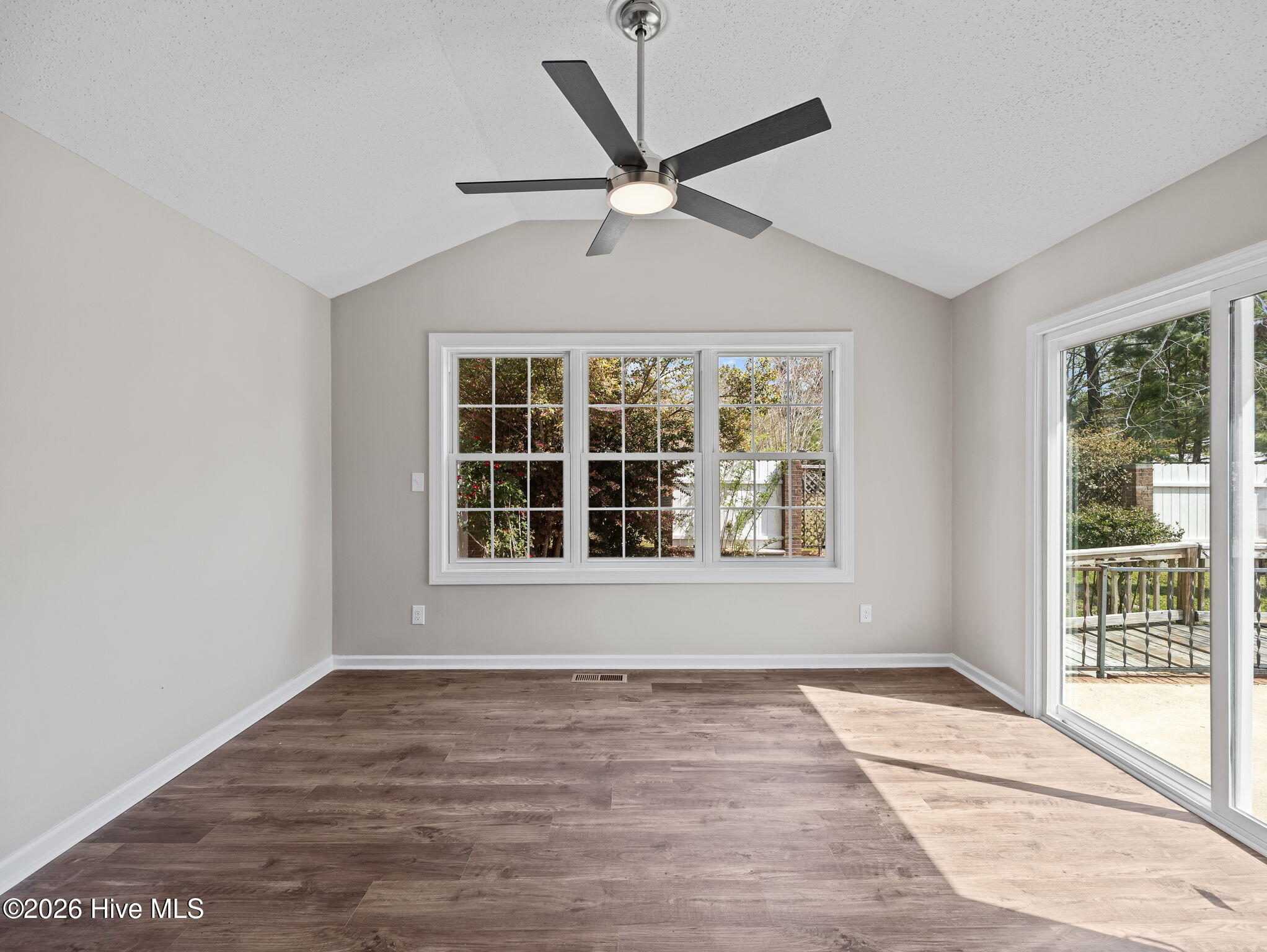 100564387 | Photo 19