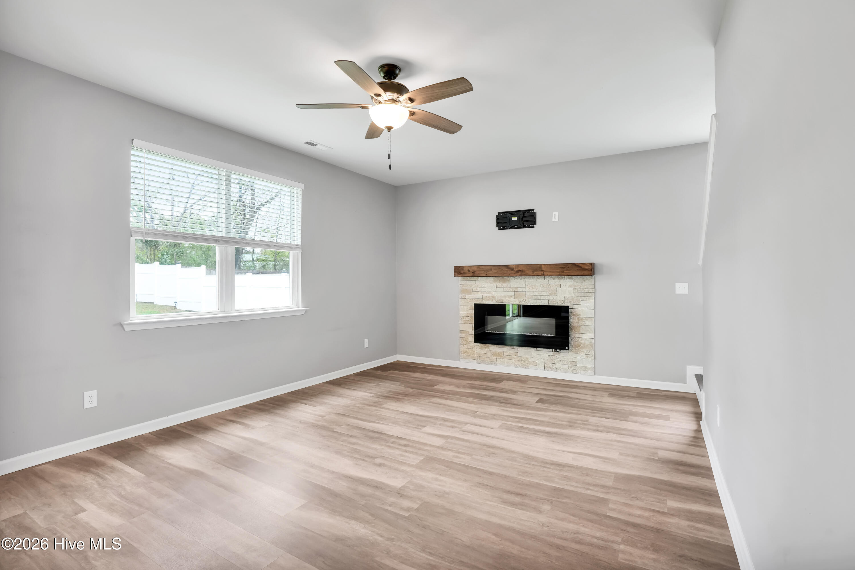 100548211 | Photo 13