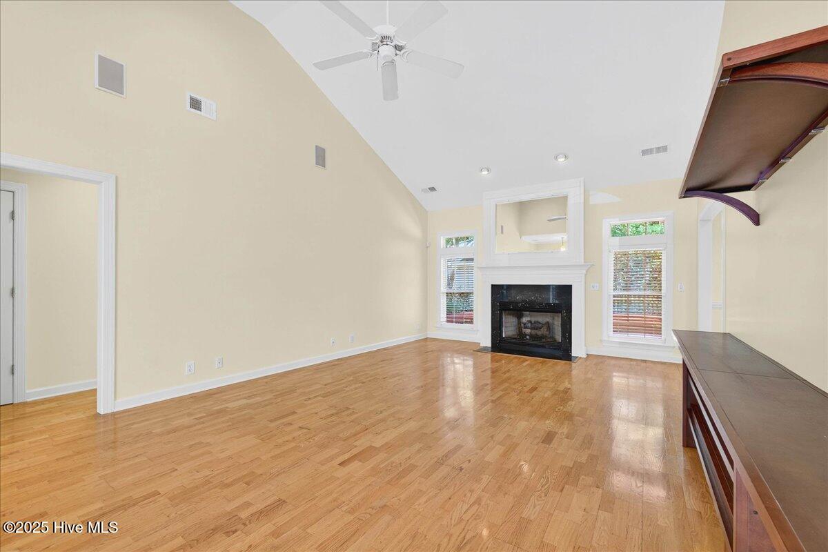 100519877 | Photo 12