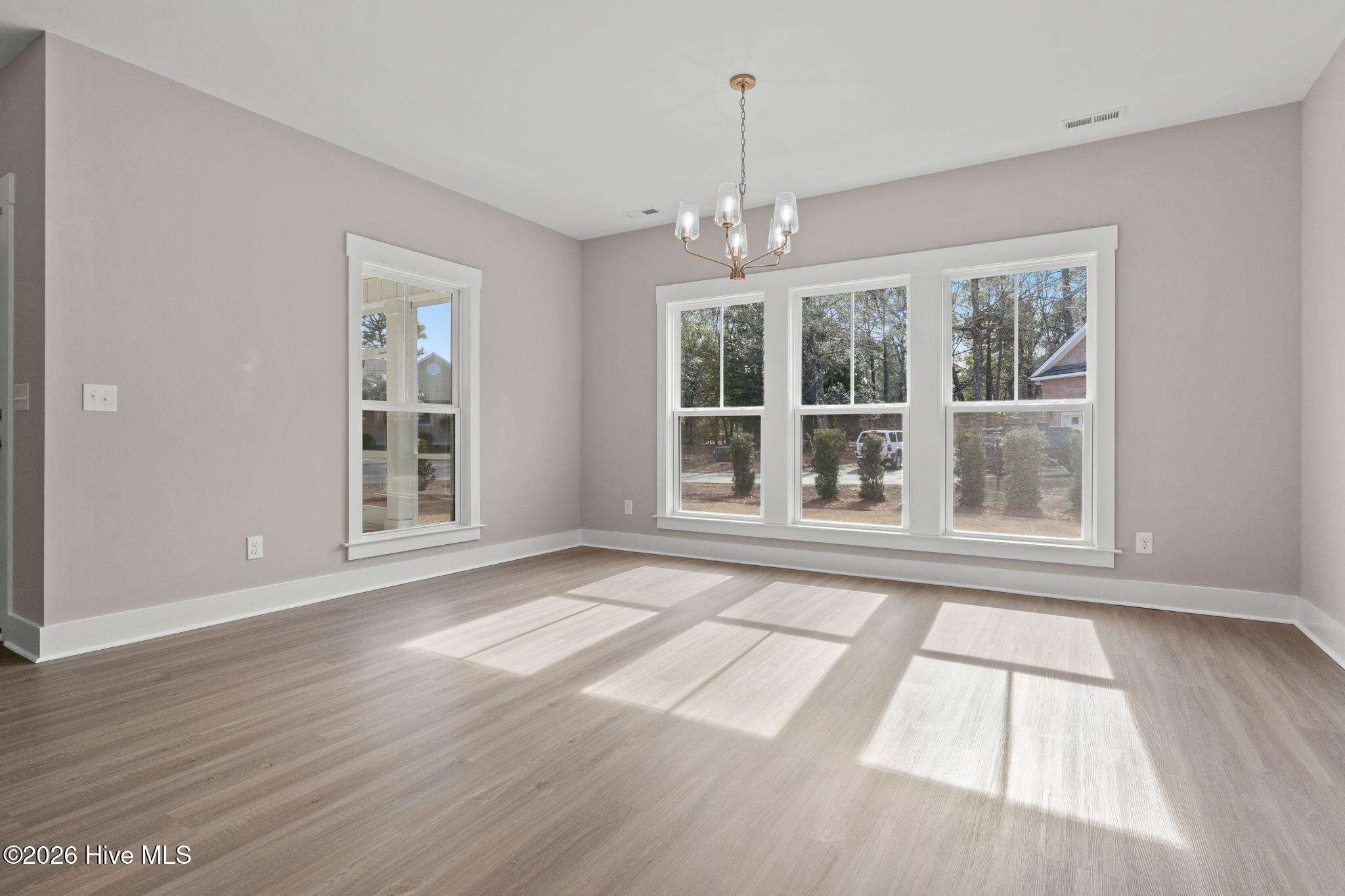 100537580 | Photo 12