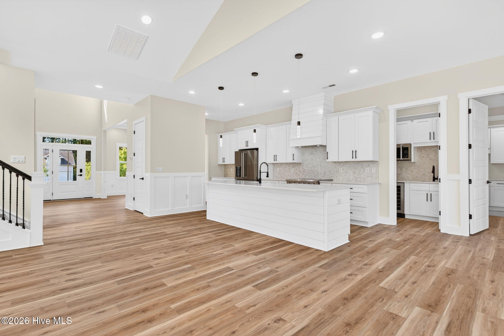 100568512 | Photo 26