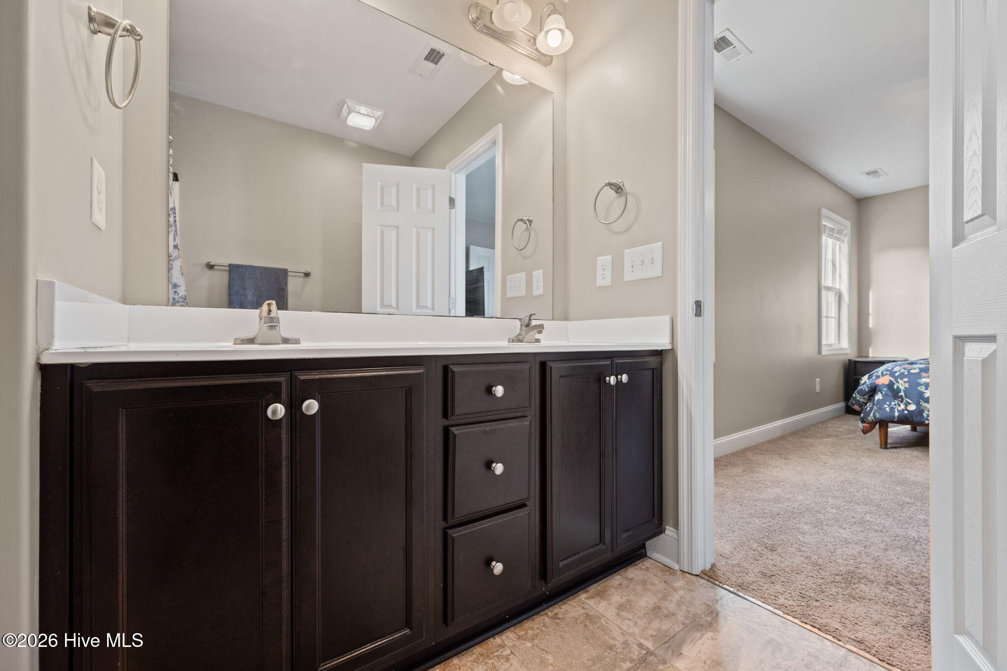 100549610 | Photo 23