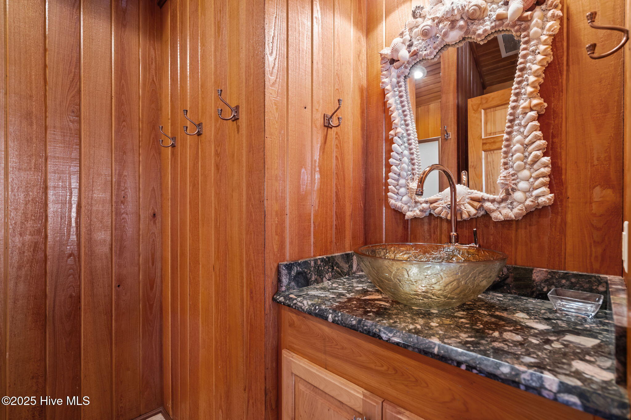 100547936 | Photo 78