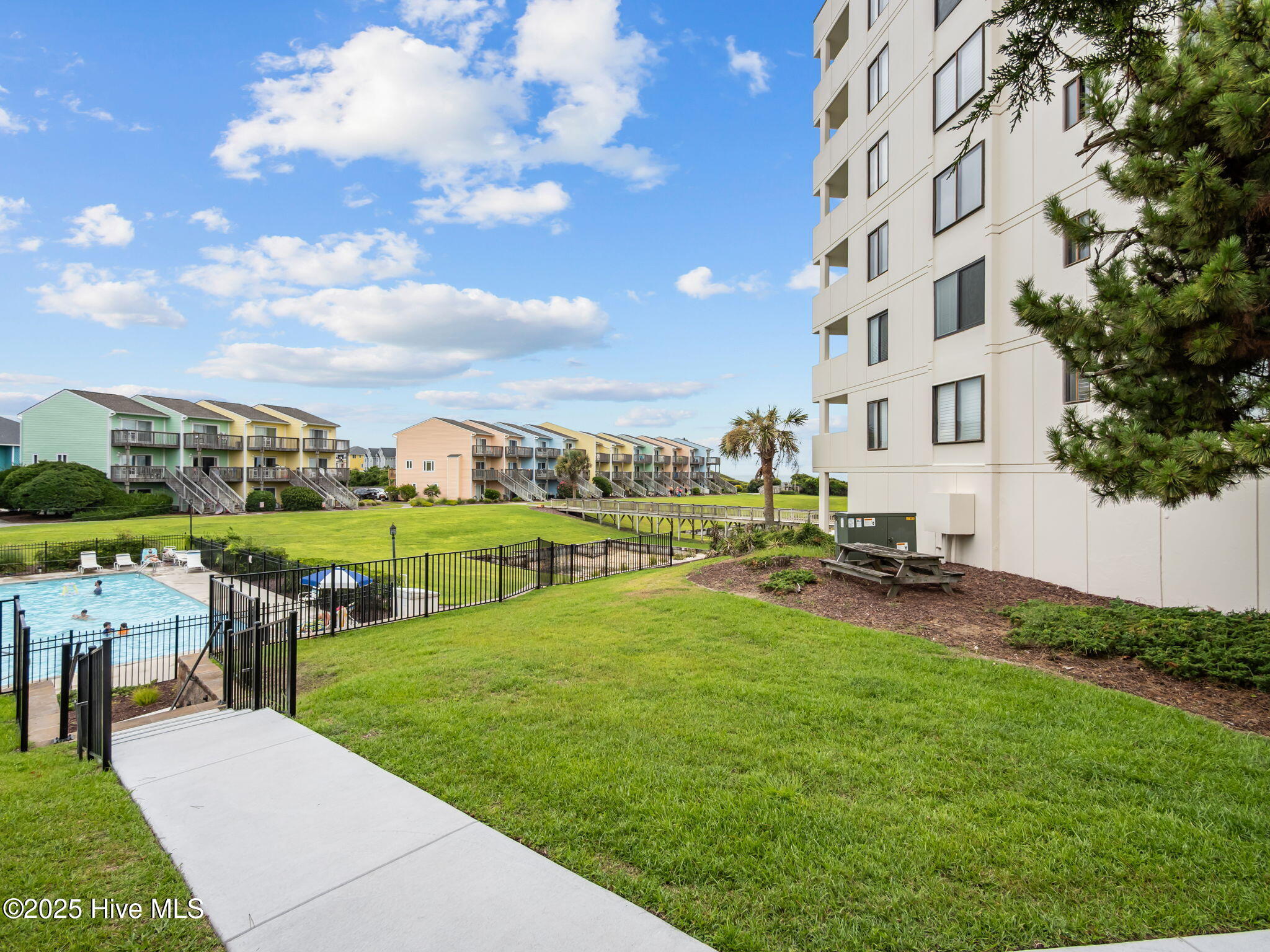 100520425 | Photo 52