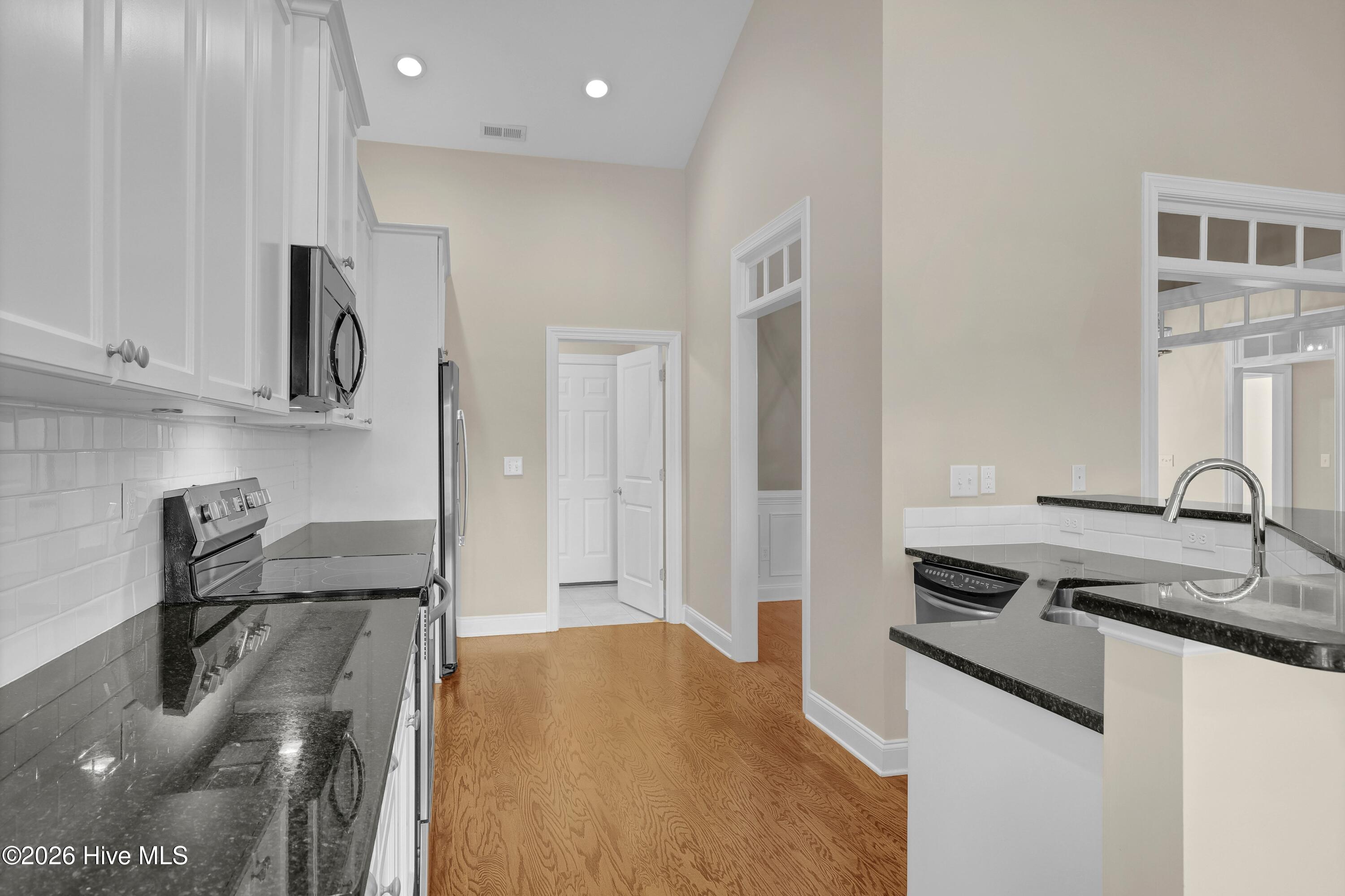 100567268 | Photo 13