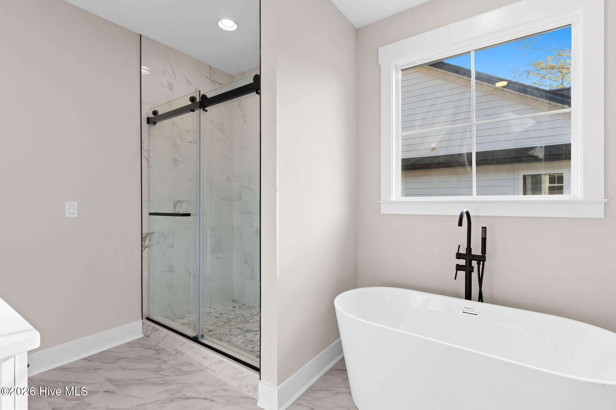 100558112 | Photo 25