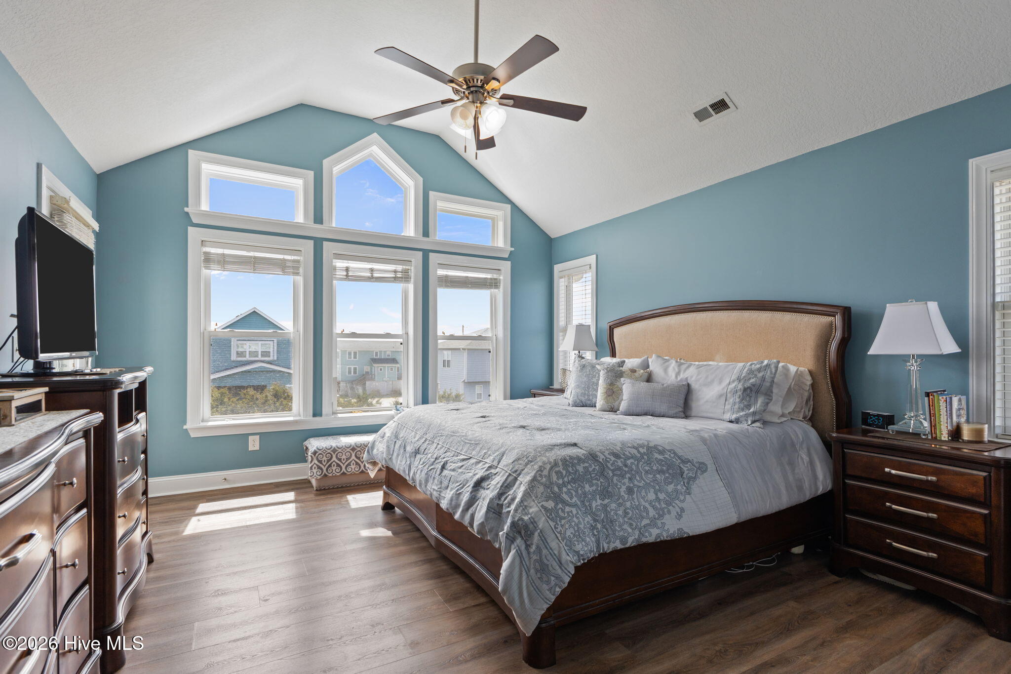 100563180 | Photo 19