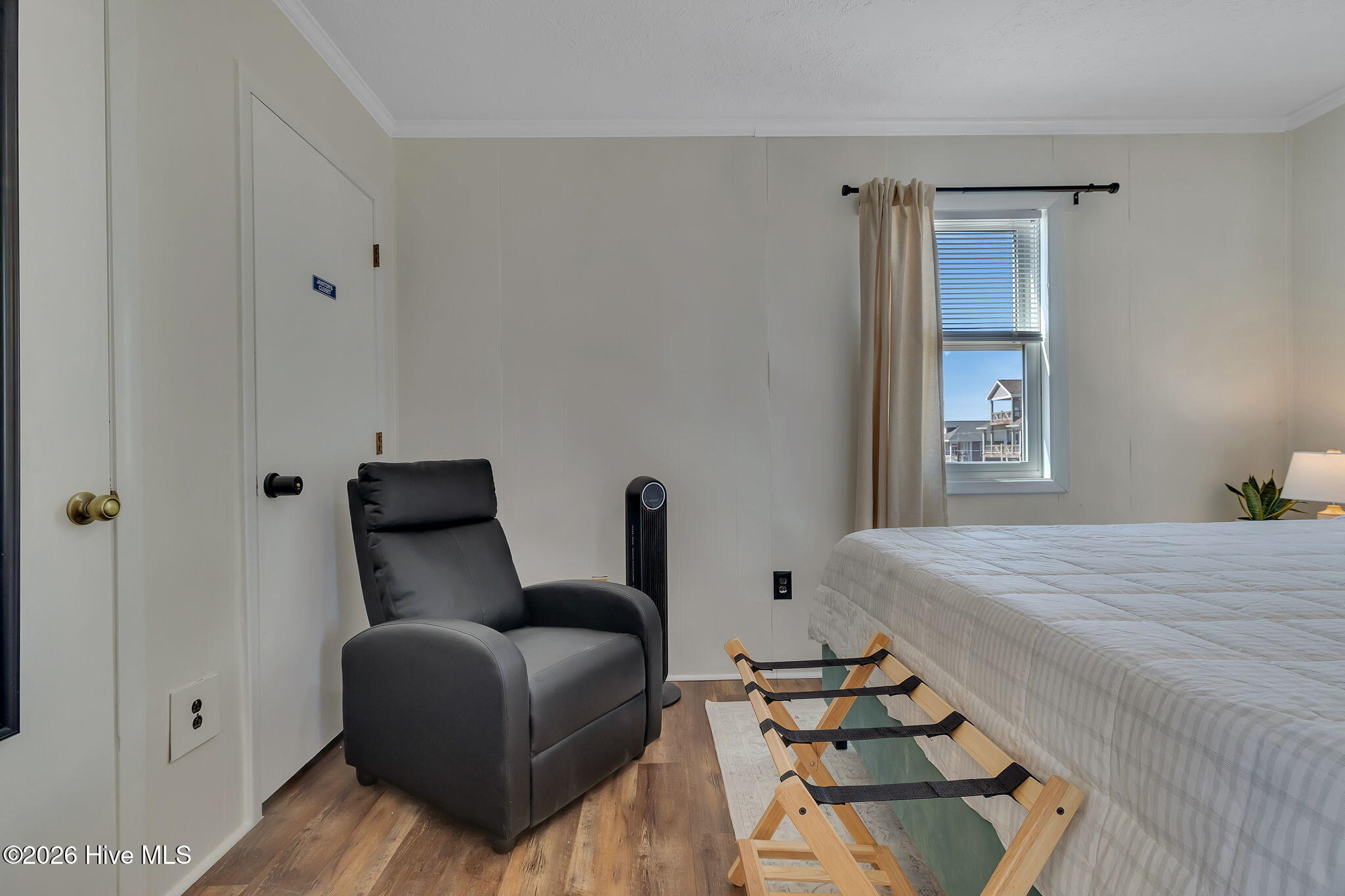 100548009 | Photo 37