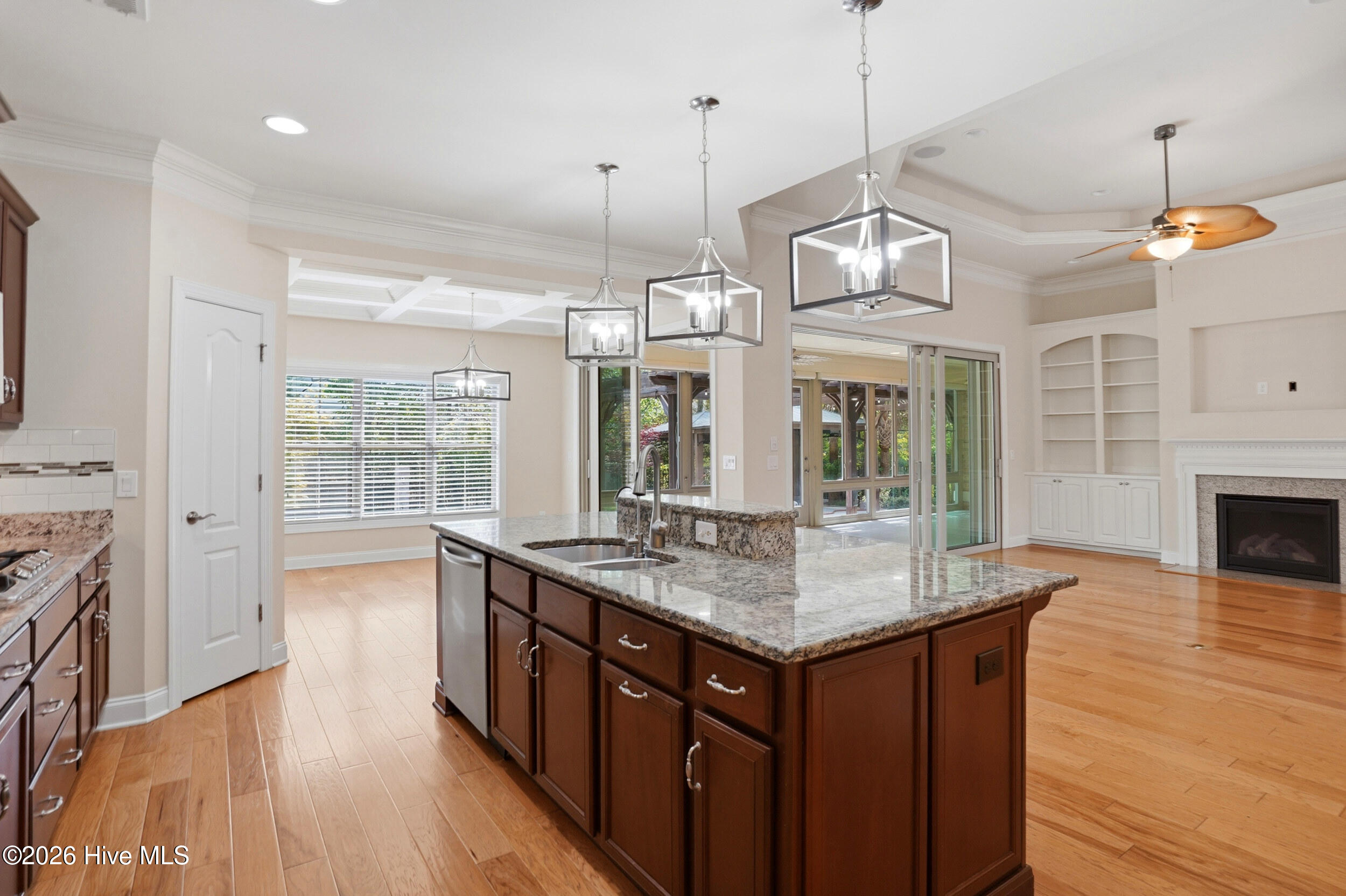 100567048 | Photo 11