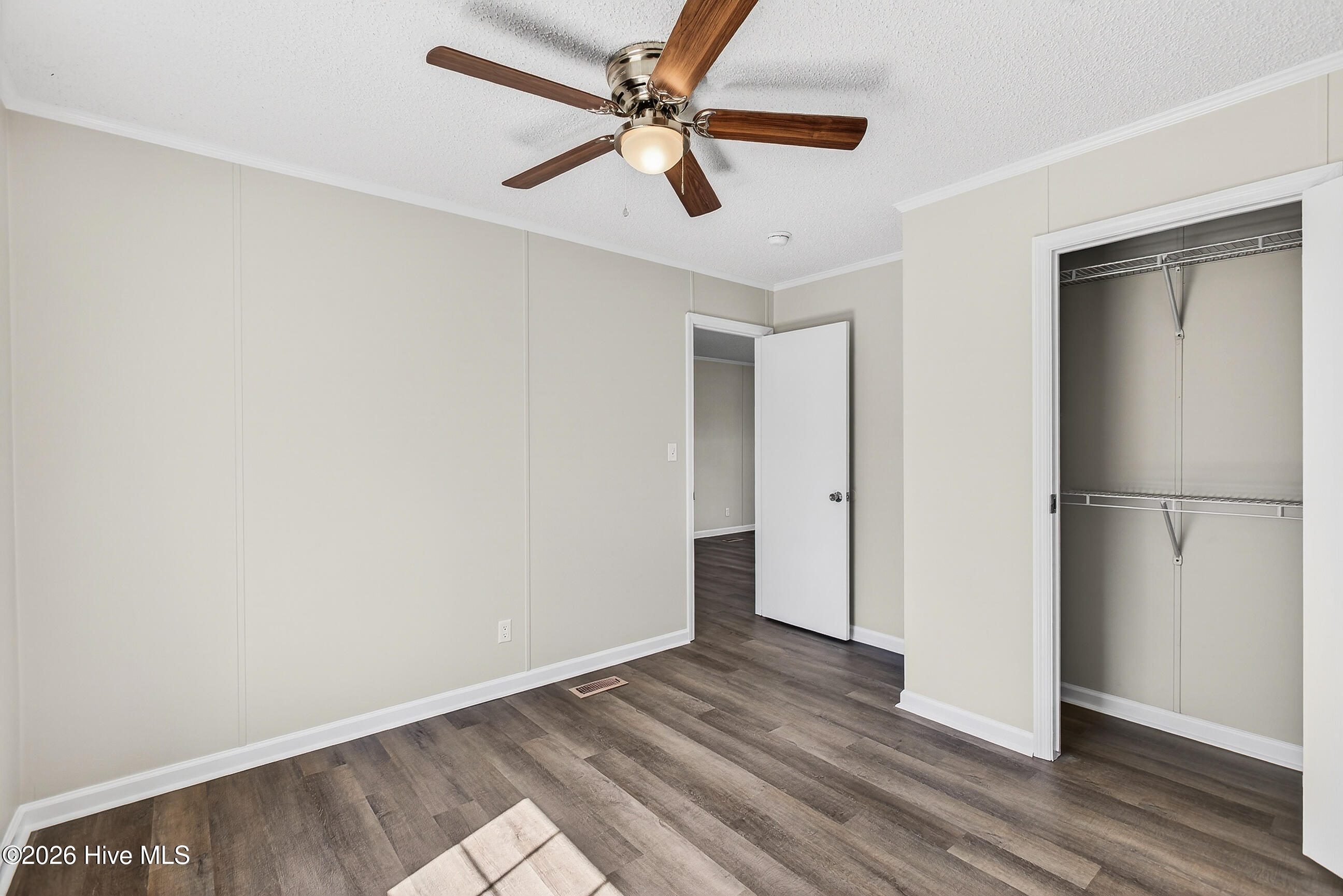 100560826 | Photo 21