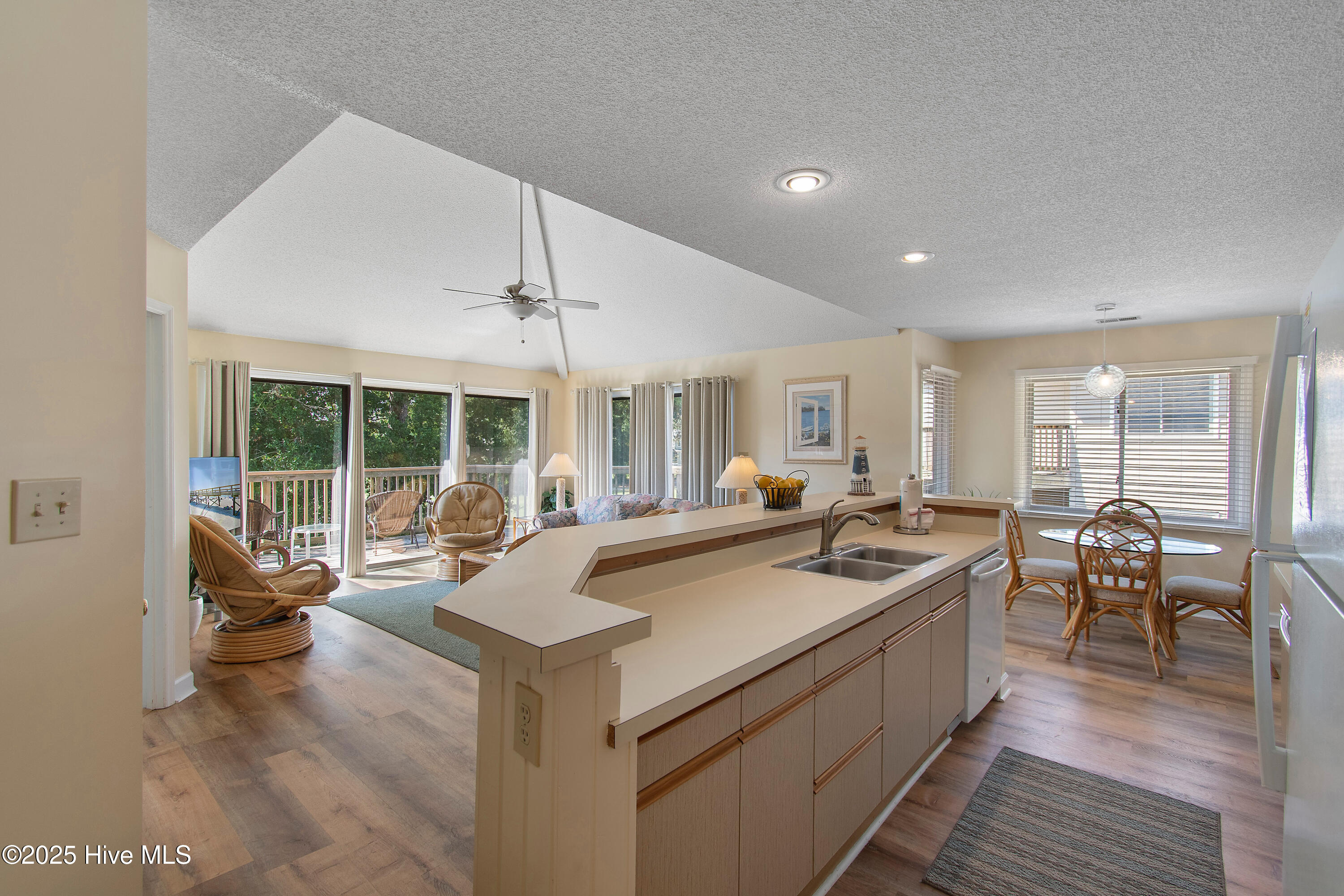 100530138 | Photo 16