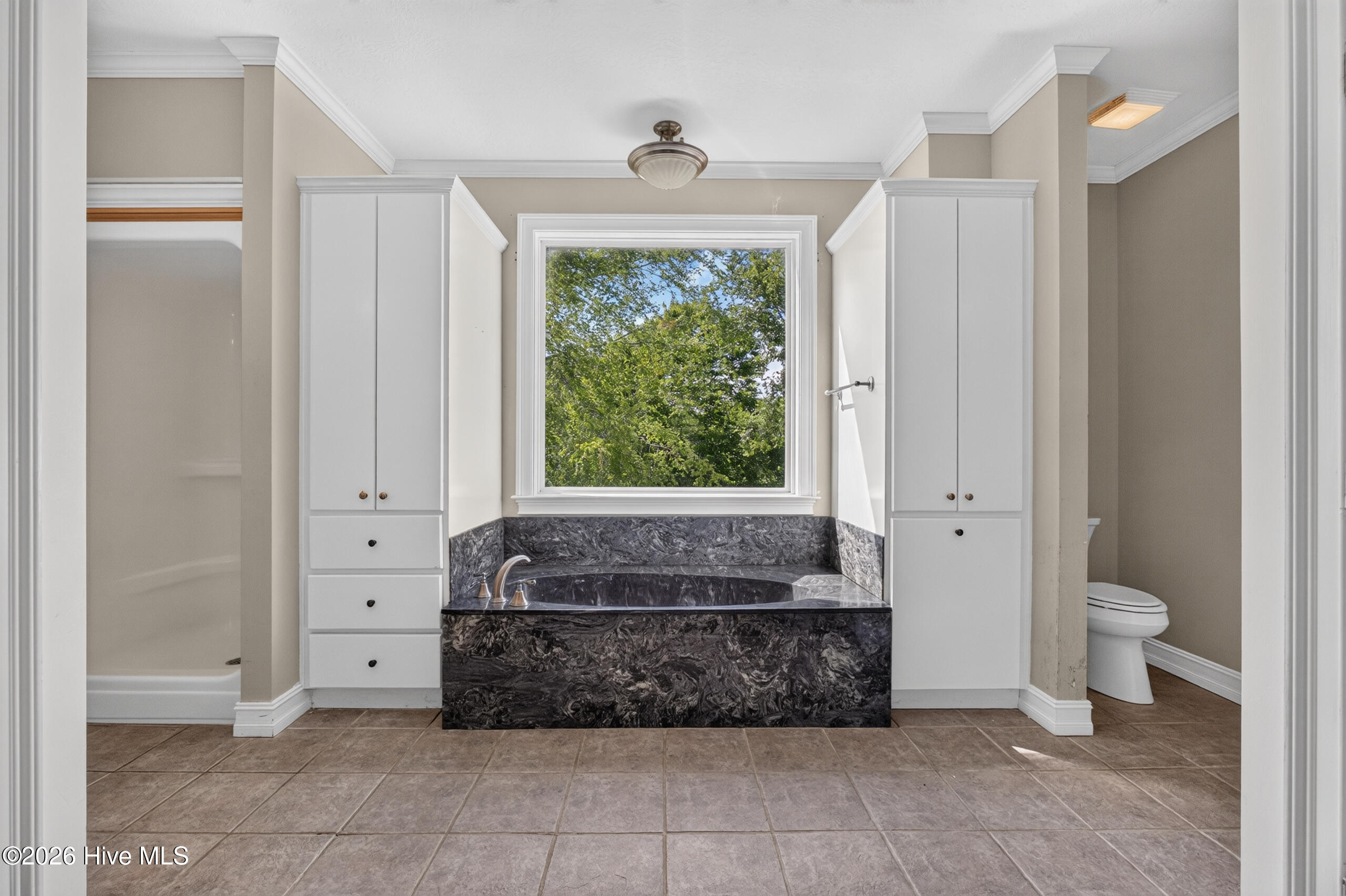 2 built-in linen storage