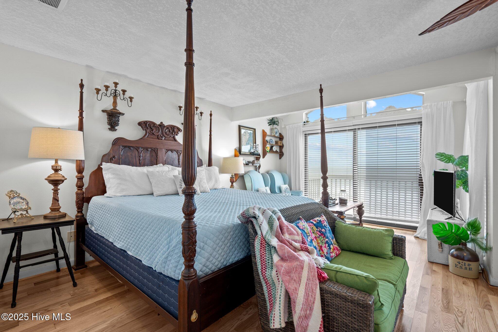 100564100 | Photo 22