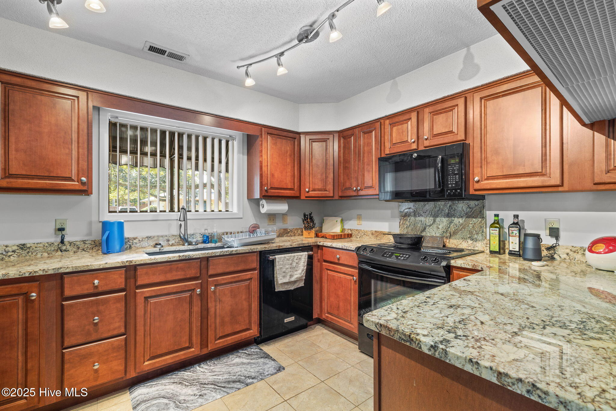 100539672 | Photo 10