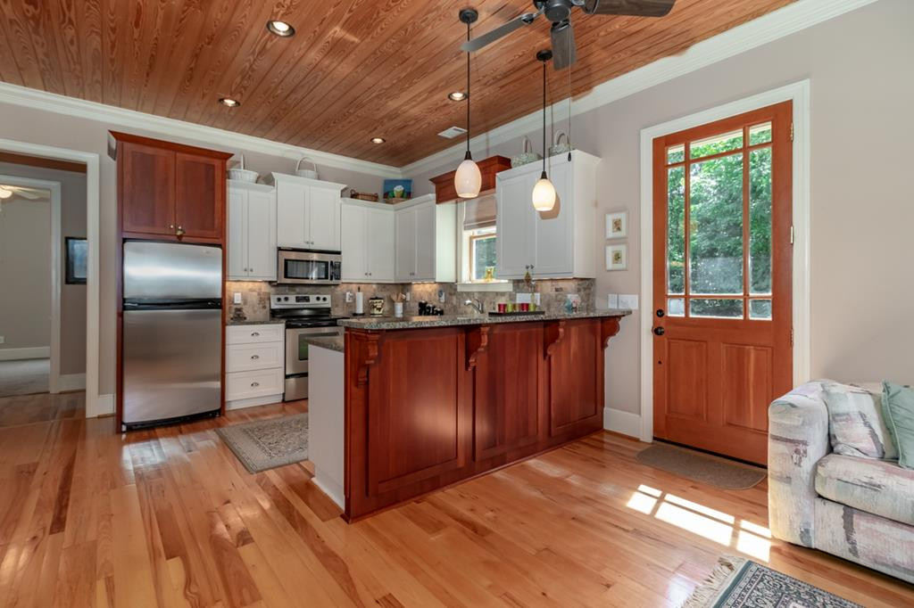 MIL Suite - Kitchen - Pendant lights