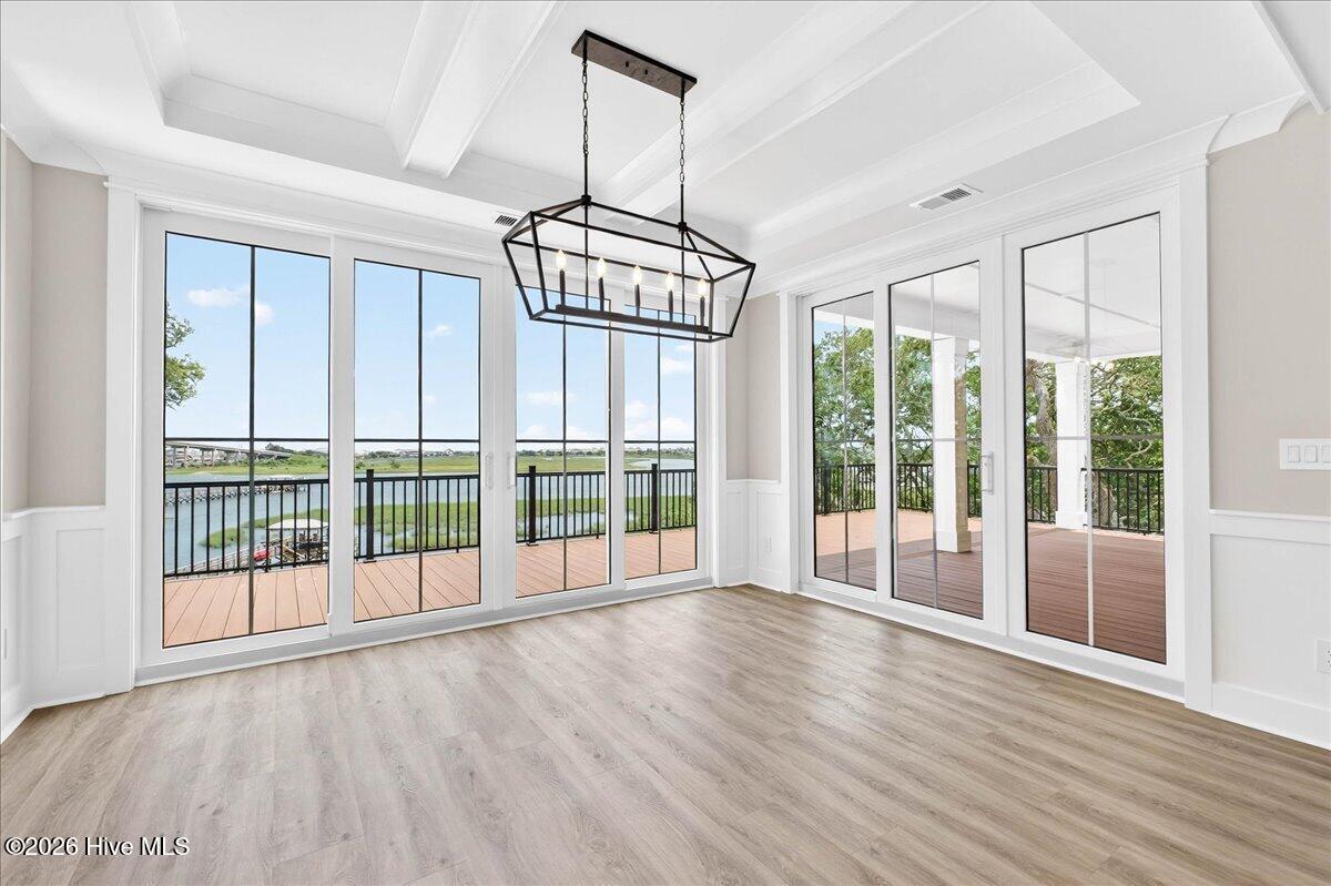 100562322 | Photo 40