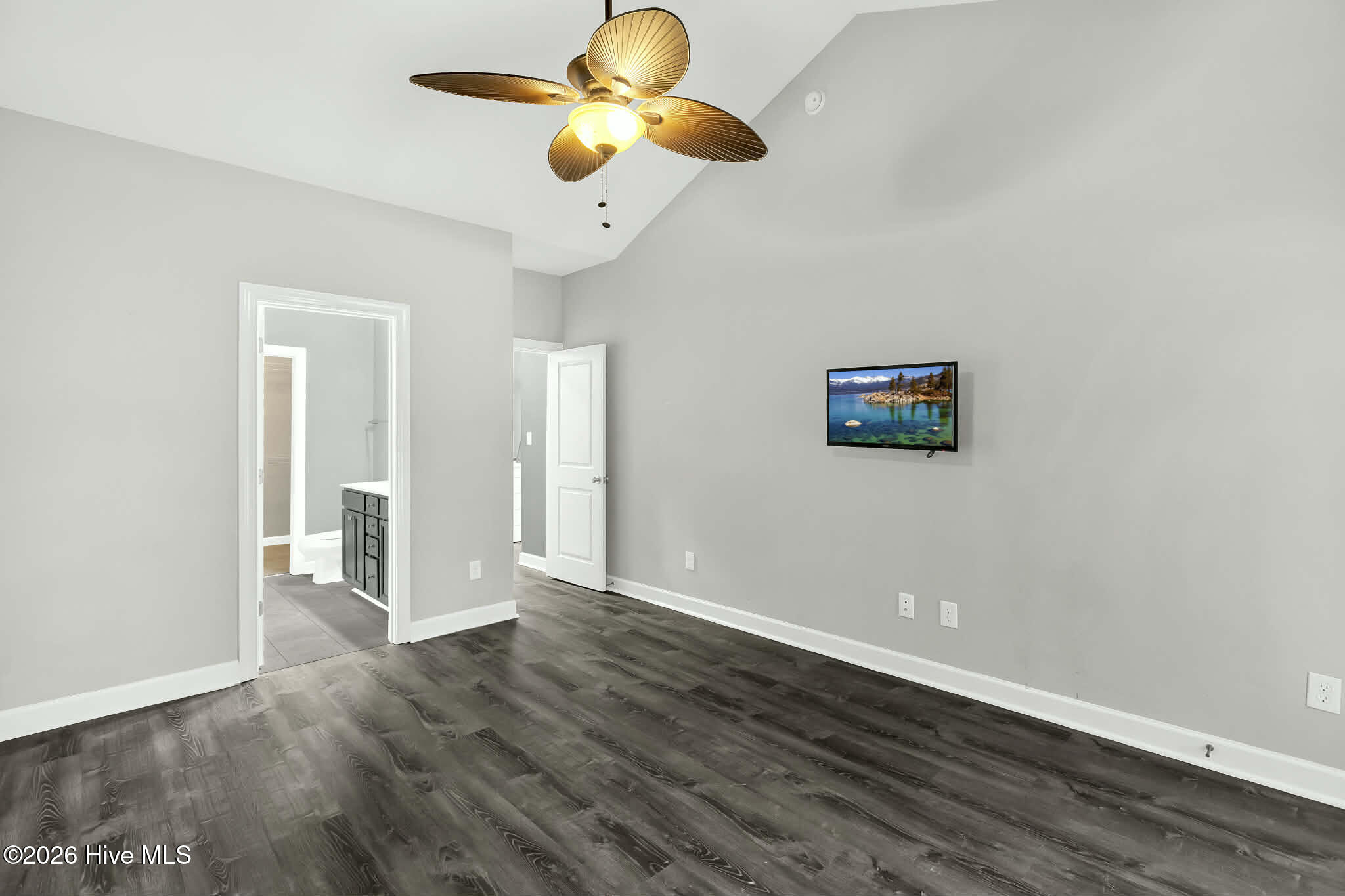 100561809 | Photo 11